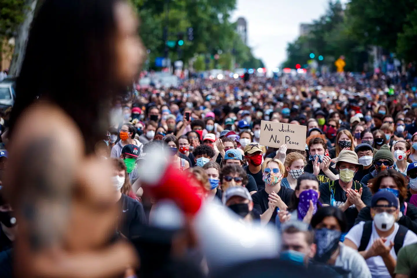 En endnu større mængde af demonstrerende marcherede fredeligt til Det Hvide Hus tirsdag aften, efter at politiet mandag aften med magt fjernede fredelige demonstrerende, for at Donald Trump kunne blive fotograferet foran St. John-kirken et par hundrede meter fra Det Hvide Hus.