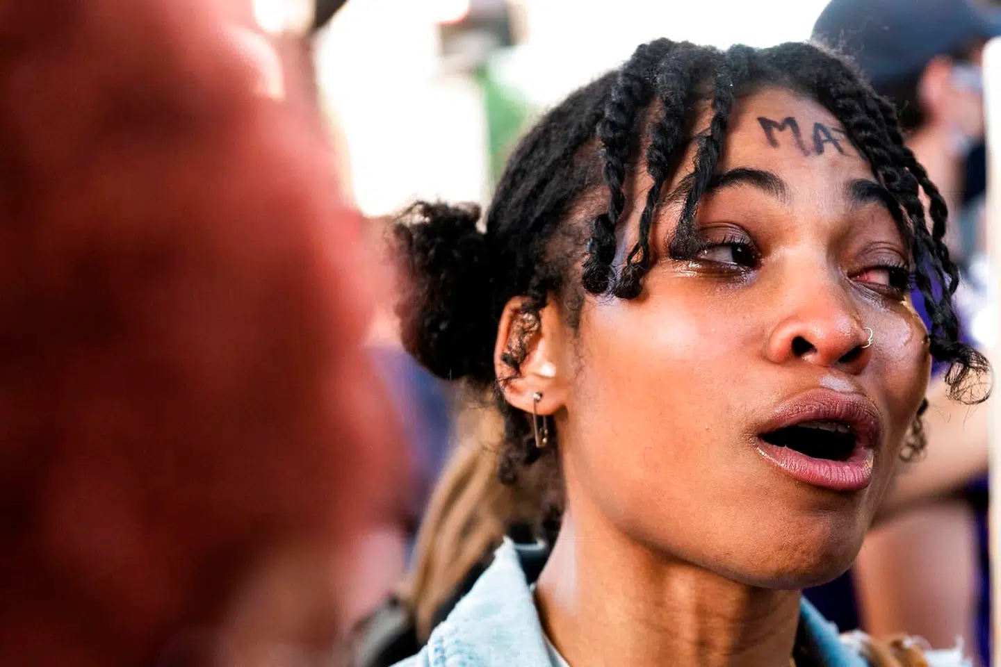 En kvinde overvældes af følelser under demonstrationen og begynder at græde.