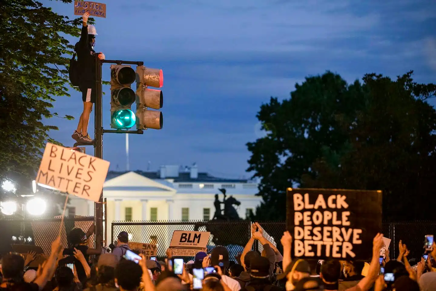 »Black people deserves better«. Demonstranter foran Det Hvide Hus tirsdag aften.