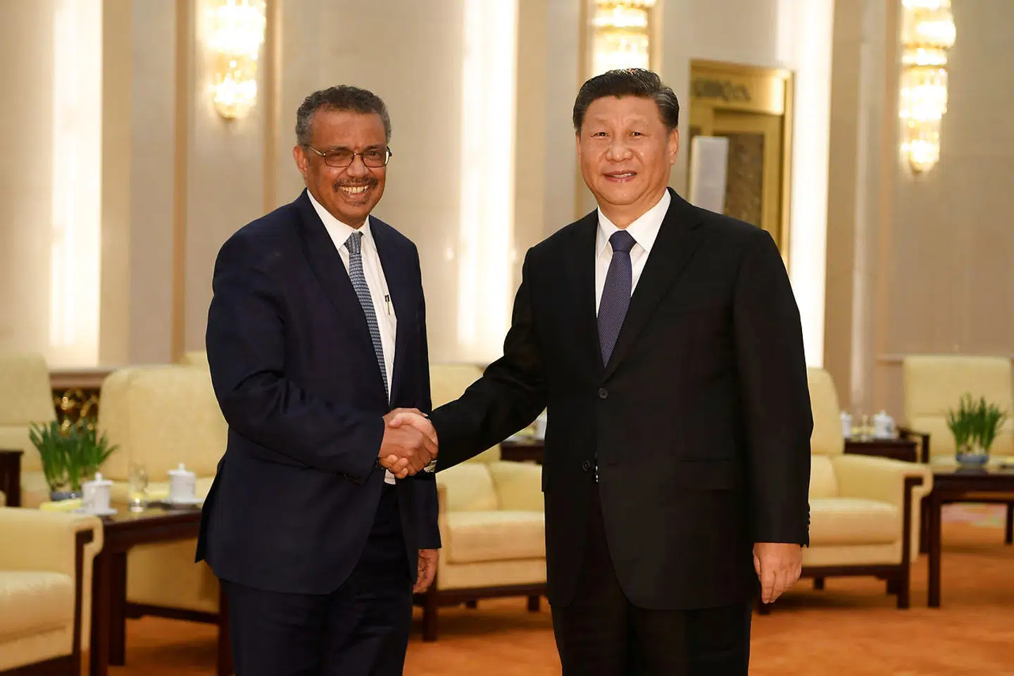 Tedros Adhanom, generalsekretær for WHO, trykker hænder med Xi Jinping før deres møde i Beijing 28. januar i år.