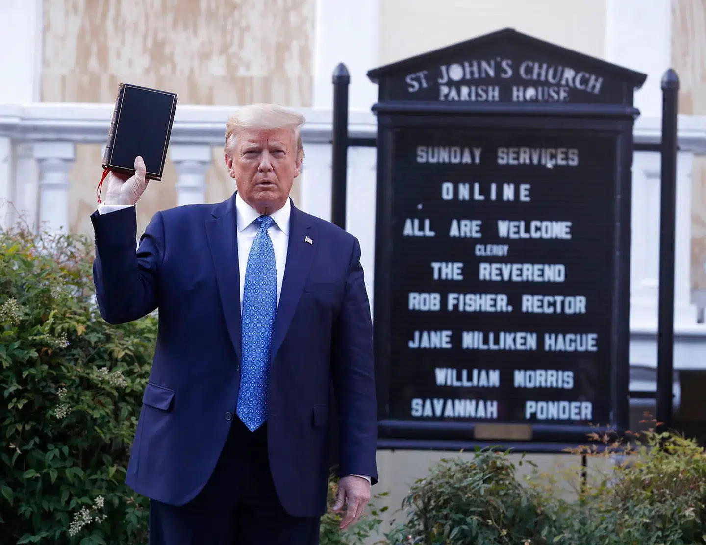 Donald J. Trump poserer med en bibel uden for kirken St. John’s, efter at føderalt politi havde fjernet fredelige protesterende med tåregas.