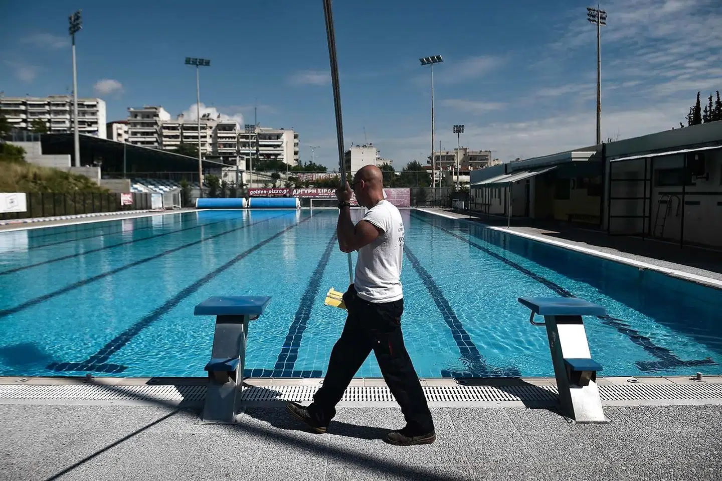 Grækenland er så småt ved at åbne for internationale turister, og poolen får en sidste overhaling, men Udenrigsministeriet fraråder stadig alle unødvendige rejser til landet.