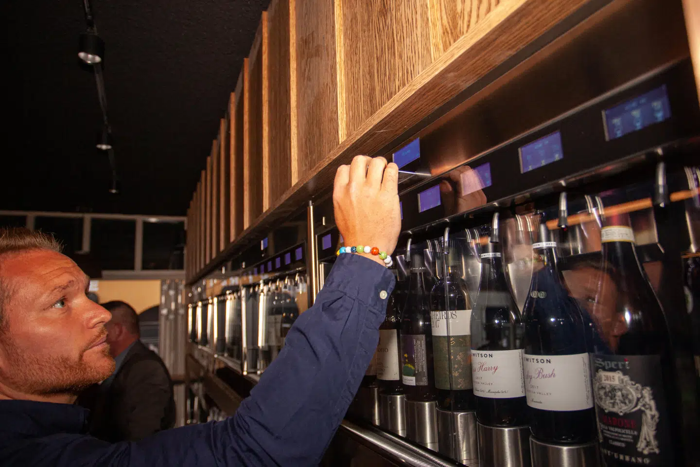 På ny vinbar kan du smage på mere end 80 forskellige vine, og du tapper selv vinen i dit glas.