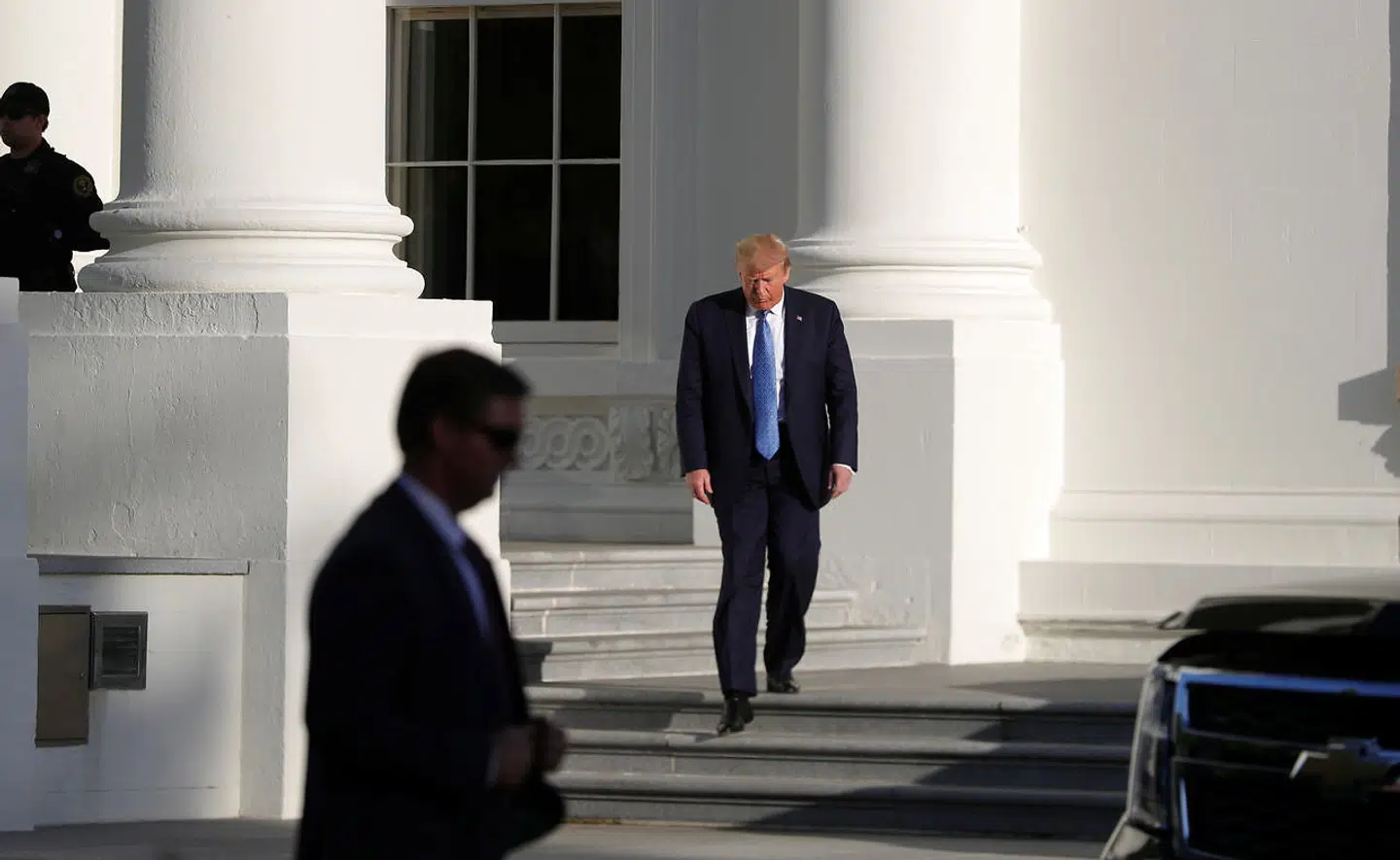 Donald Trump – her på vej til kirke over for Det Hvide Hus – har til stor fortrydelse for en række G7-lande inviteret Rusland til det årlige møde.