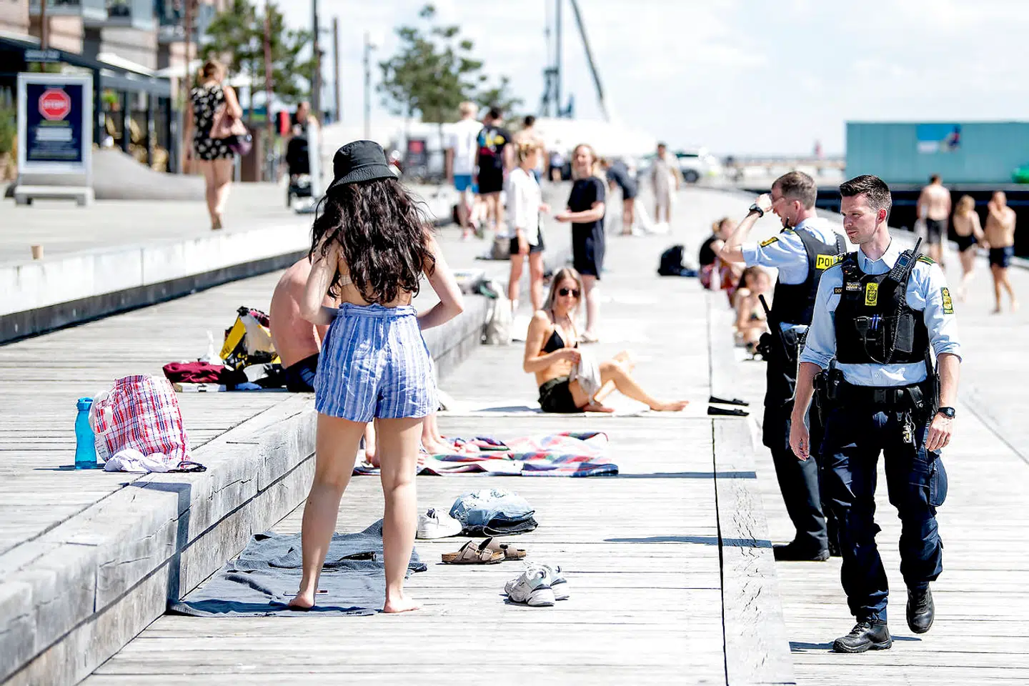 Tirsdag middag indførte Københavns Politi et midlertidigt opholdsforbud ved Sandkaj og Göteborg Plads, som er lige udenfor Kenneth Darres lejlighed.