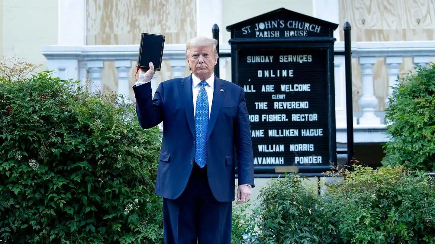 Biskopper i USA kritiserer i stærke vendinger præsident Donald Trump for at posere med en bibel under urolighederne, der er opstået i kølvandet på en politibetjents angivelige drab på en afroamerikaner.