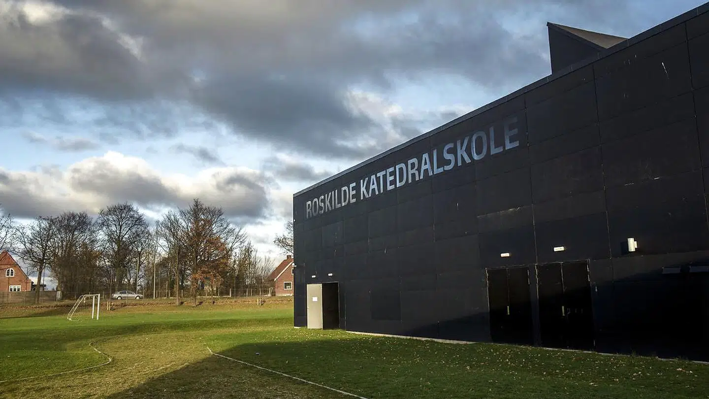 Fem elever fra Roskilde Katedralskole er blevet smittet med coronavirus efter en tur til Sverige. Roskildes borgmester mener dog ikke, at de unge skal skældes ud. Arkivfoto: Niels Ahlmann Olesen