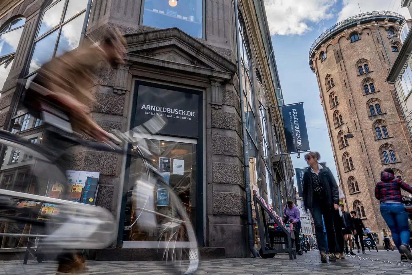 »Fra et samfundsøkonomisk perspektiv er det absurd, at en anmodning om lønkompensation kan udvikle sig til en shitstorm, når vi i Arnold Busck har set, hvad der sker for virksomheder, til hvem støtten ikke falder rettidigt,« skriver Henriette Kinnunen og hylder samtidig de virksomheder, der udviser samfundssind og siger nej til lønkompensation, fordi de ikke har brug for den.