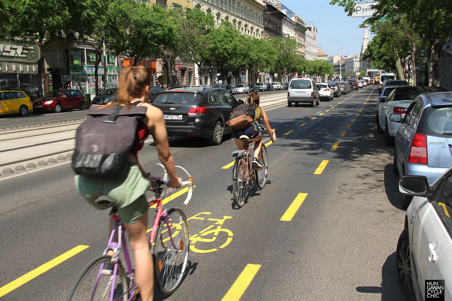 Flere hundrede kilometer nye cykelstier er tegnet op i europæiske storbyer som Paris, Berlin, Milano og Budapest, og de har alle én ting til fælles: Danmark og Holland er de helt store forbilleder. Her ses en ny pop op-cykelsti i Budapest.