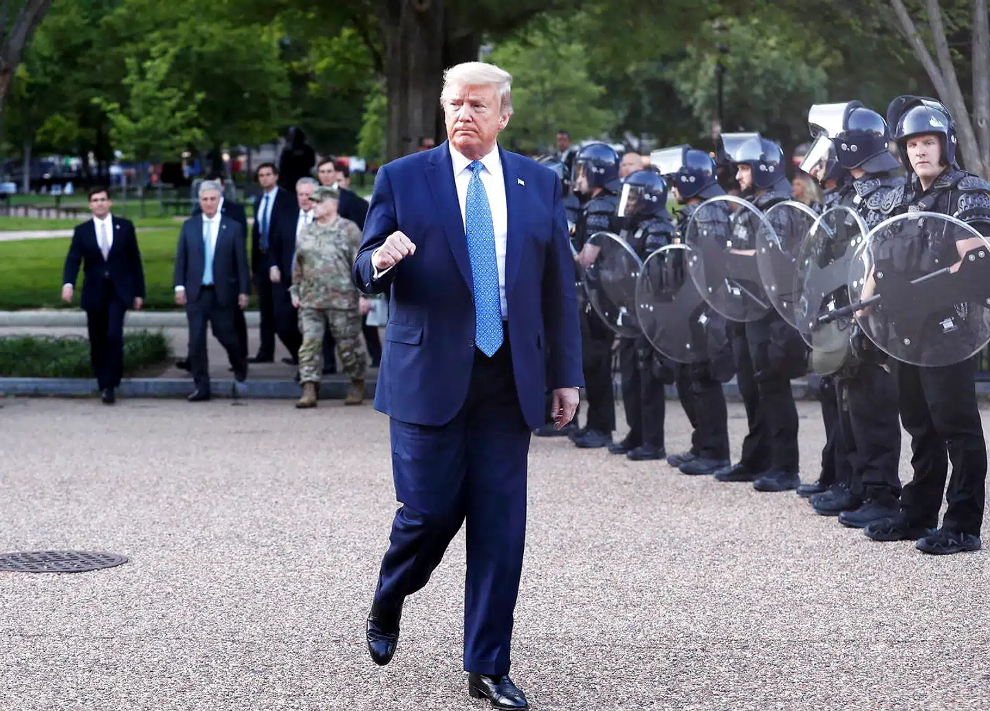 Trump sender med en knyttet næve en anerkendelse til politifolkene, der netop har fjernet de fredelige demonstranter.