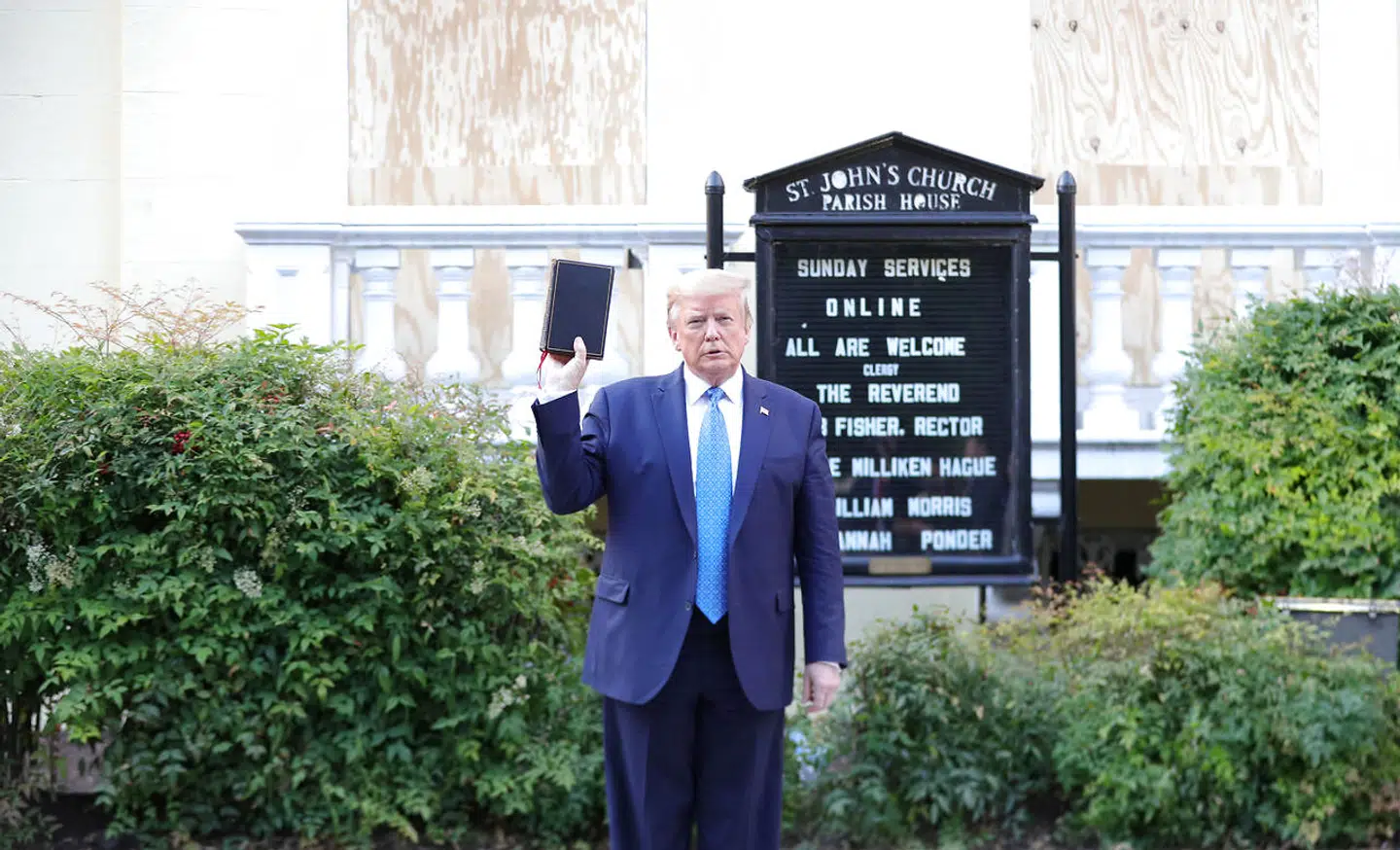 Det viser sig, at de fredelige demonstranter kun blev fjernet, for at Donald Trump kunne bive fotograferet foran St. John's-kirken lige over for Det Hvide Hus, hvor han holdt en bibel op. Men han bad ikke. Han sagde kun kort, at USA vil blive »fantastisk« igen.