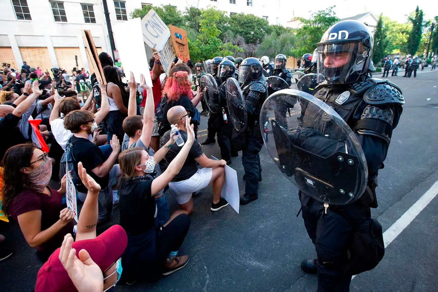 Demonstranterne gik på knæ foran betjentene, rakte armene op og råbte »skyd ikke«. Men kort efter blev der skudt med gummikugler og tåregas.