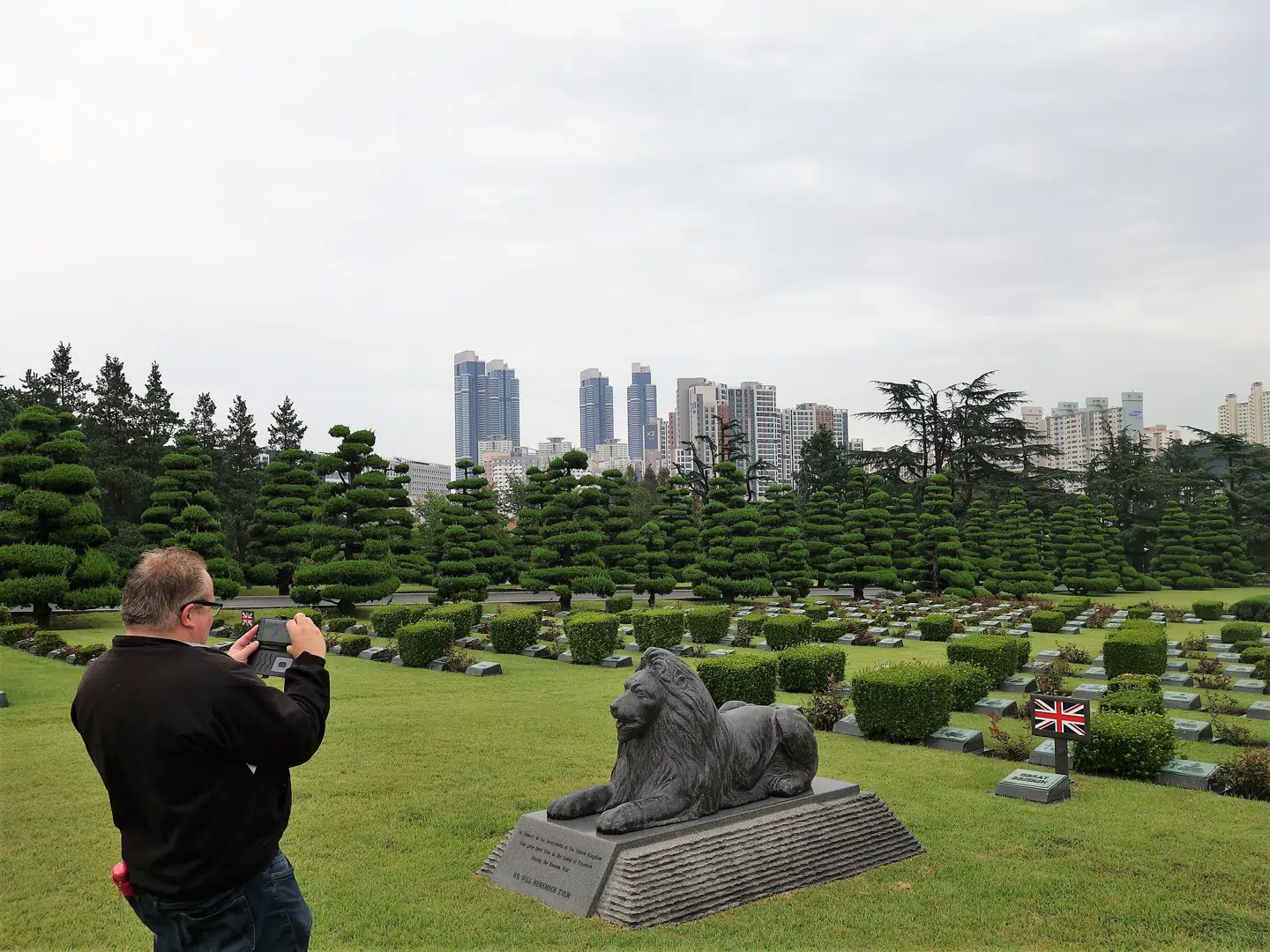 Både efterkommere af de faldne og sydkoreanere besøger flittigt FN-kirkegården – de sidste i taknemmelighed over, hvor stor en opbakning de fik fra det internationale samfund.