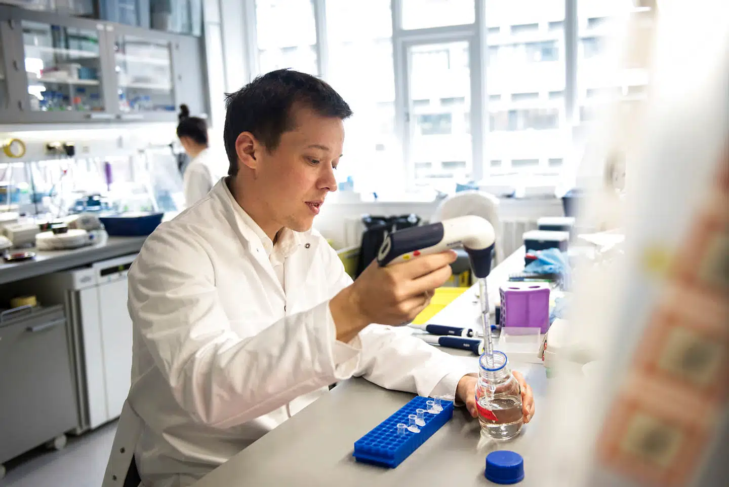 »Fondene udviser i denne vanskelige periode allerede fleksibilitet, så projekter kan omorganiseres. Men hverken fonde eller universiteter har midler til at betale for alle de forlængelser, der er nødvendige for, at forskningsprojekterne kan komme i hus, uden store konsekvenser for fremtidige bevillinger og næste generationer af ph.d.er og forskere,« skriver Camilla Gregersen, Mette Fjord og Jan Egebjerg. Arkivfoto: Sofie Mathiassen