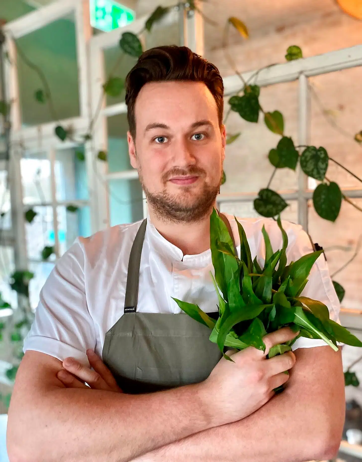 Køkkenchef Eigil Christensen t i selskab med et bundt ramsløg.
