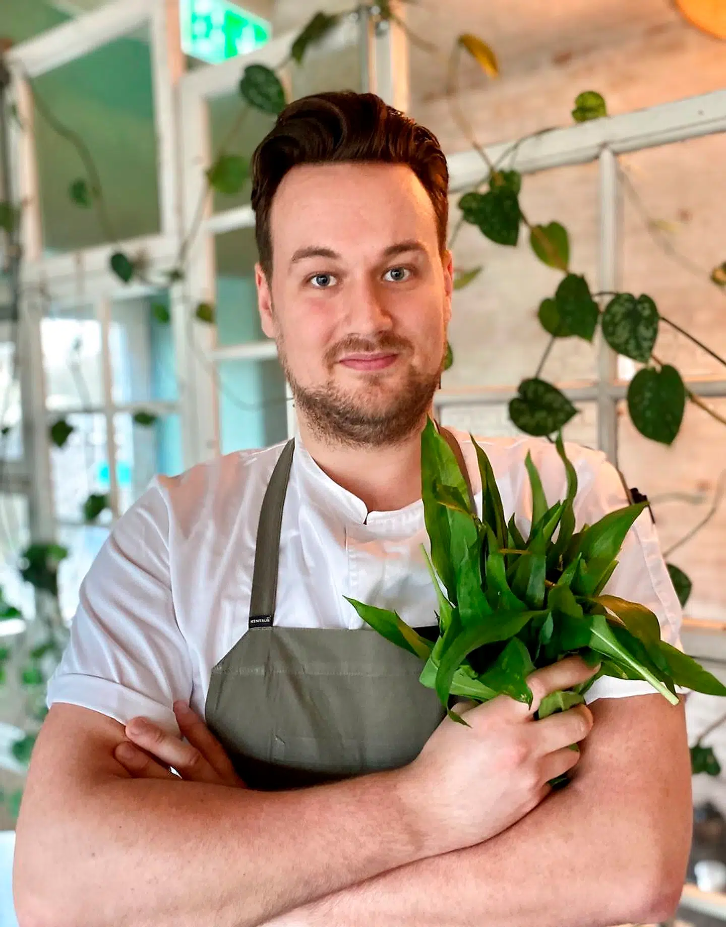 Køkkenchef Eigil Christensen t i selskab med et bundt ramsløg.