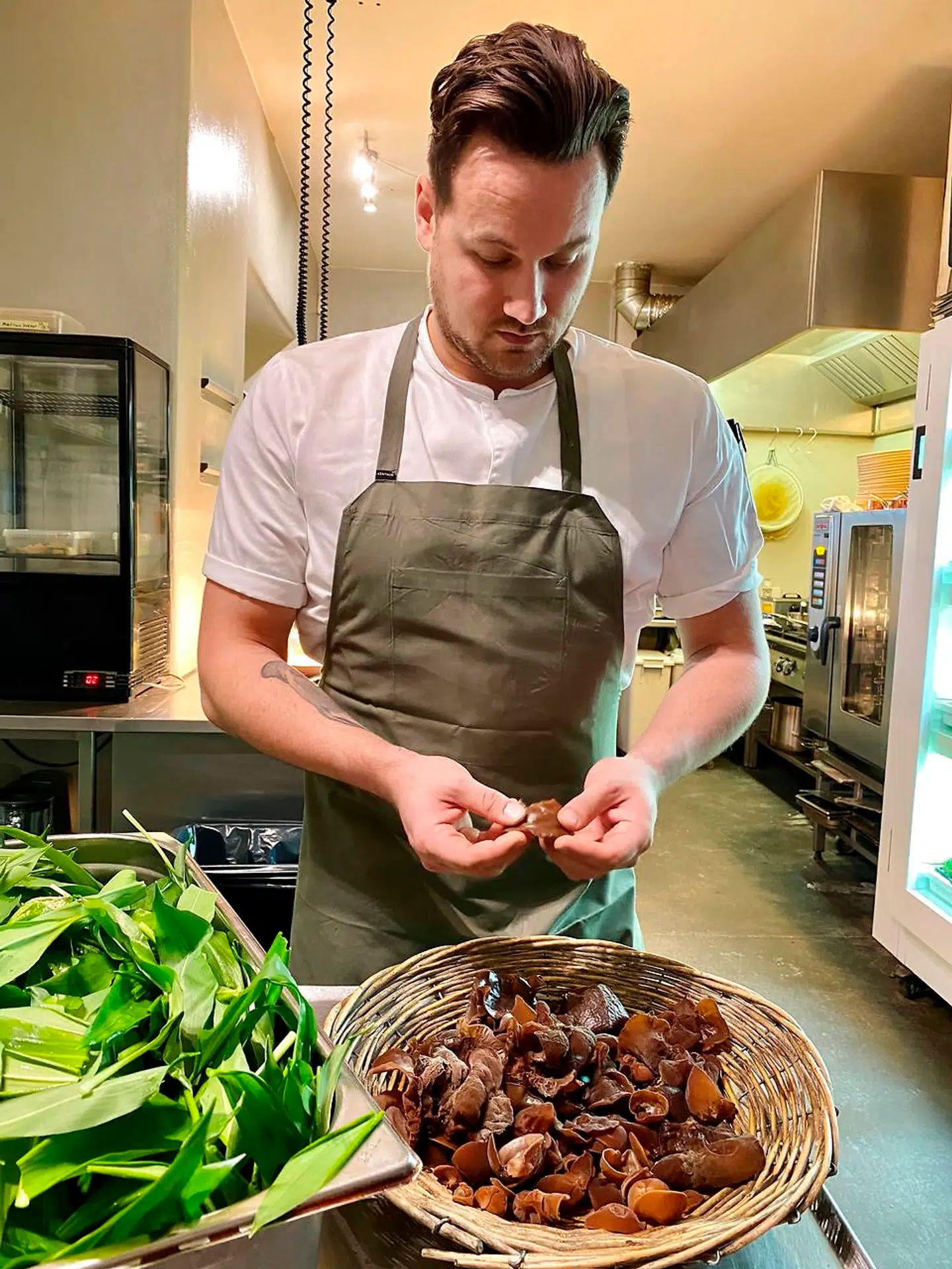 Kokken Eigil Christensen med judasører og ramsløg.