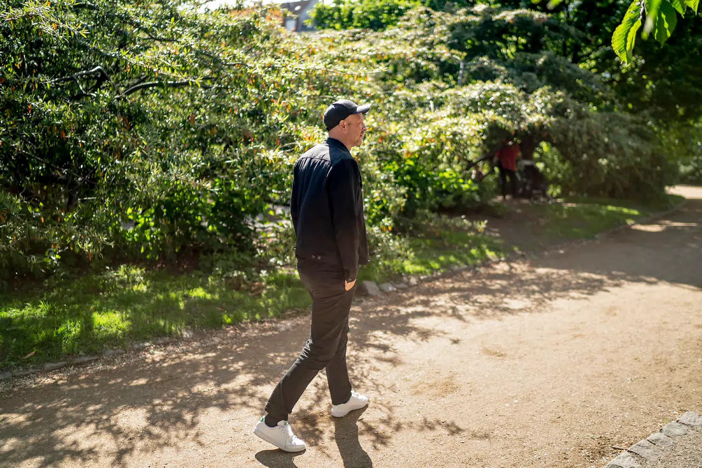 »Vi kan ikke bare vente på, det bliver normalt igen. Vi ved ikke engang, hvad det er. Jeg har svært ved at se, hvordan vi skal samle 100.000 mennesker på en mark. Når jeg lukker øjnene og ser tilbage på Orange Scene med Nephew i 2019, så tænker jeg på, hvornår jeg kommer til at se det igen. Måske om et år med 250 mennesker, men hvad er afstanden imellem dem? Engang blev man irriteret over, at folk bumper ind i en til koncerter. Nu savner man det lidt,« siger Kristian Riis, stifter af Nordic LA og tidligere musiker i bandet Nephew.