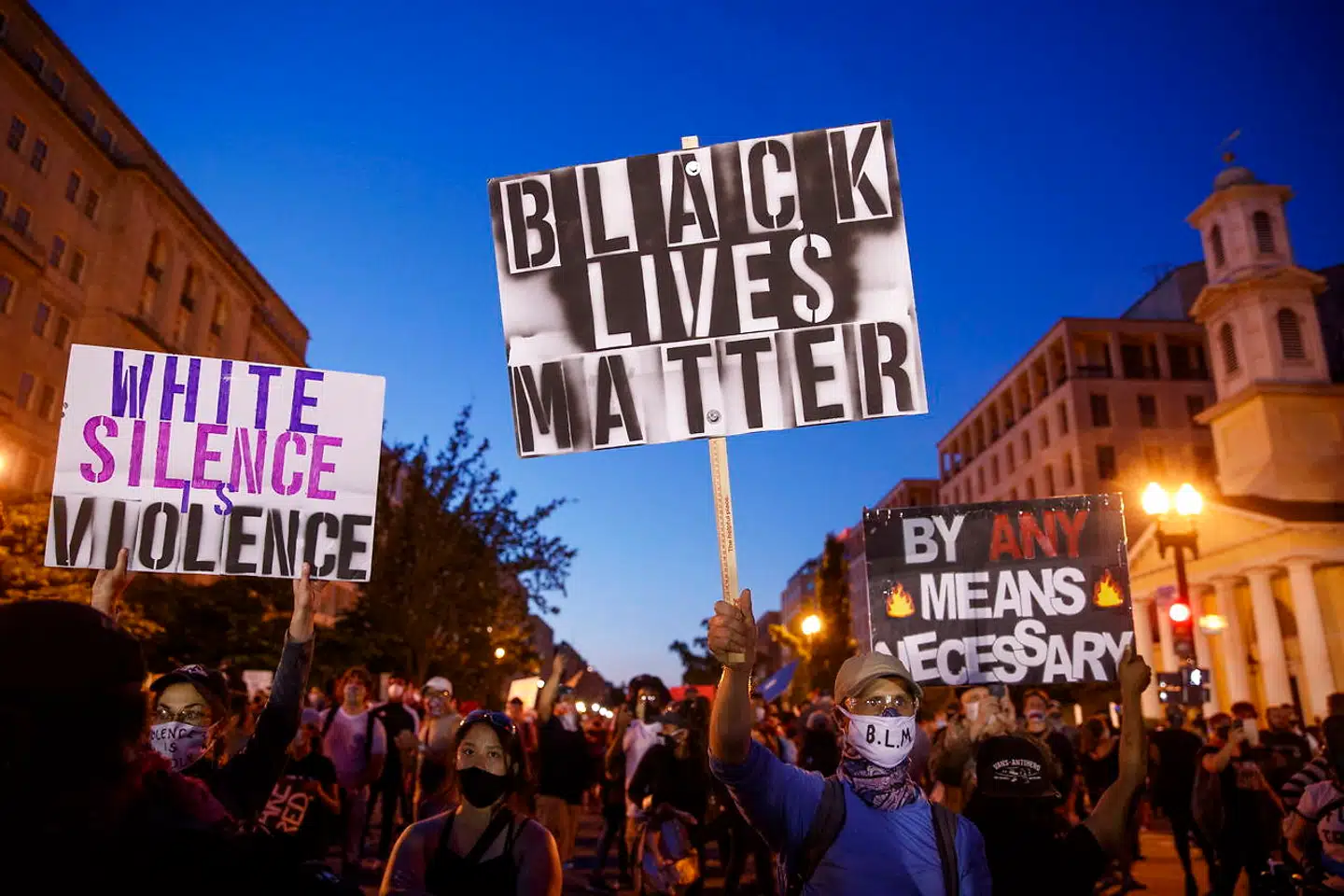 »White Silence Violence«, som der står på et af skiltene, er blevet et nyt motto for de protesterende. Der ligger i det, at hvis man som hvid blot forholder sig tavs til politivolden mod sorte, så er man indirekte med til at støtte volden.