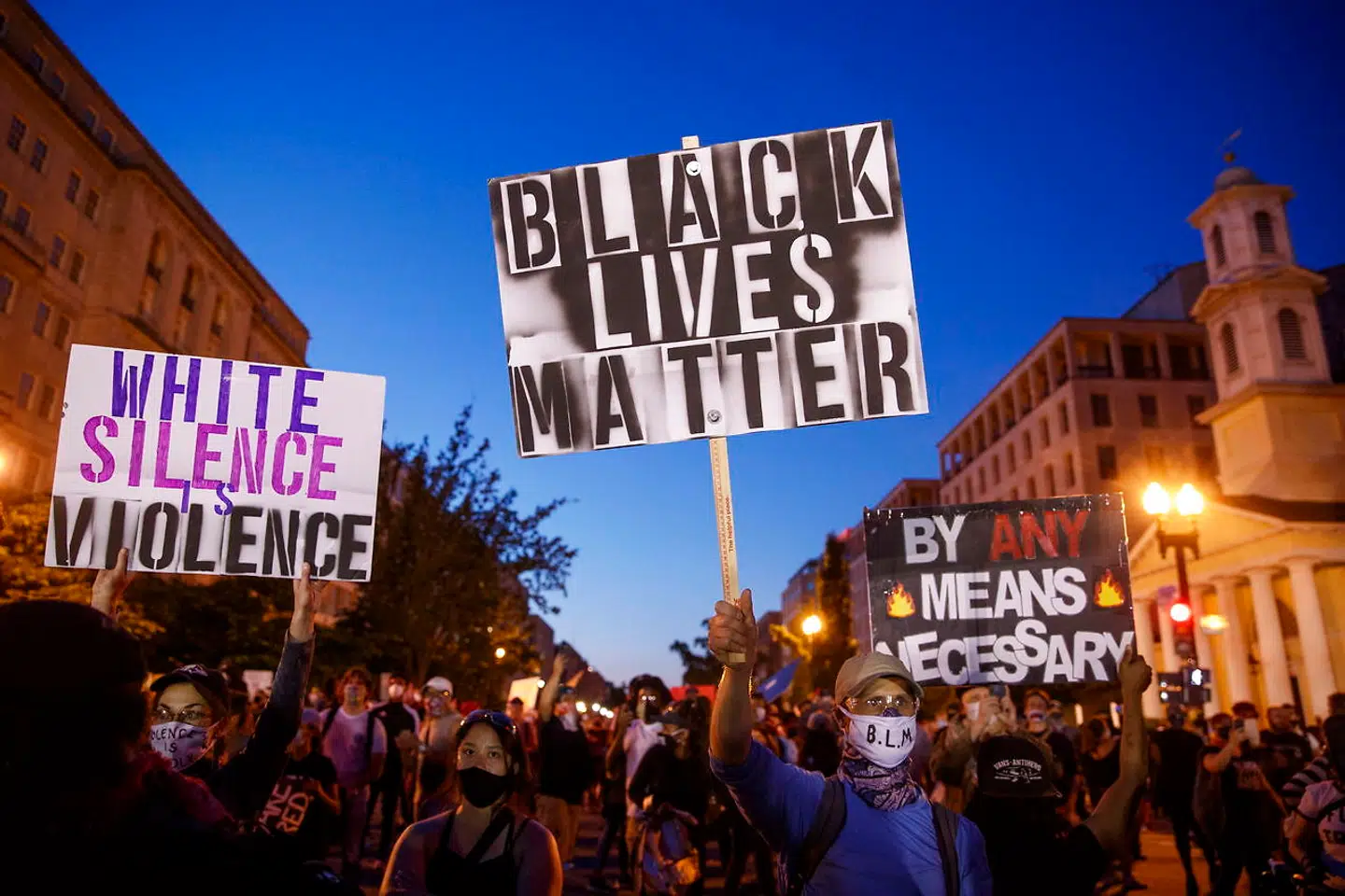 »White Silence Violence«, som der står på et af skiltene, er blevet et nyt motto for de protesterende. Der ligger i det, at hvis man som hvid blot forholder sig tavs til politivolden mod sorte, så er man indirekte med til at støtte volden.