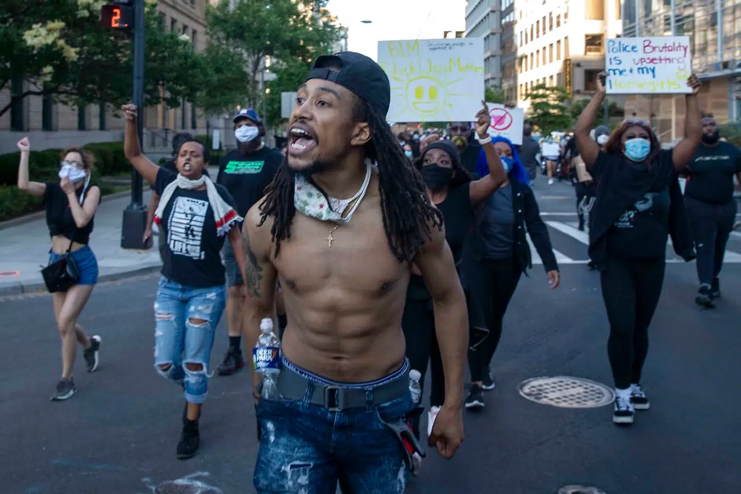 Afroamerikanere udgør den største befolkningsgruppe i Washington D.C., og byen har mange gange tidligere været kampscene for krav om sortes rettigheder, herunder en bedre retssikkerhed.