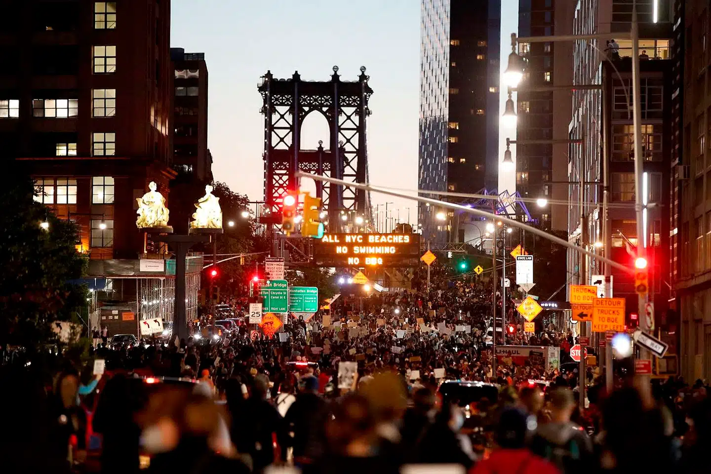 I ugevis har gaderne ligget øde hen i New York på grund af coronakrisen. Nu vælter folk ud på gaden for at protestere mod politivold mod sorte. Som her natten til mandag.
