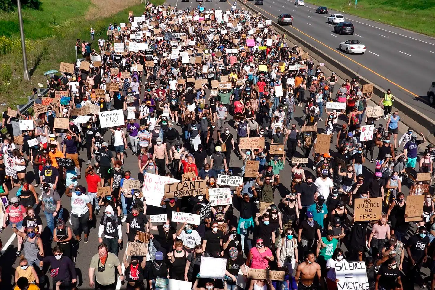 Demonstranter vandrede søndag på hovedvejen i St. Paul, Minnesota.