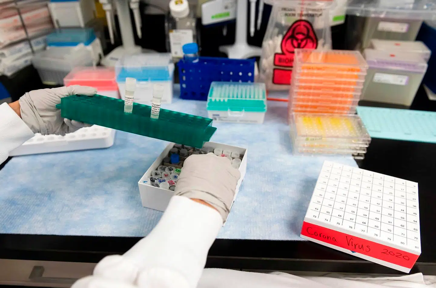 Det går lynhurtigt med at udvikle en vaccine mod coronavirus. I ti projekter er der allerede gang i test på mennesker, og WHO håber, at en vaccine kan være klar inden årsskiftet.