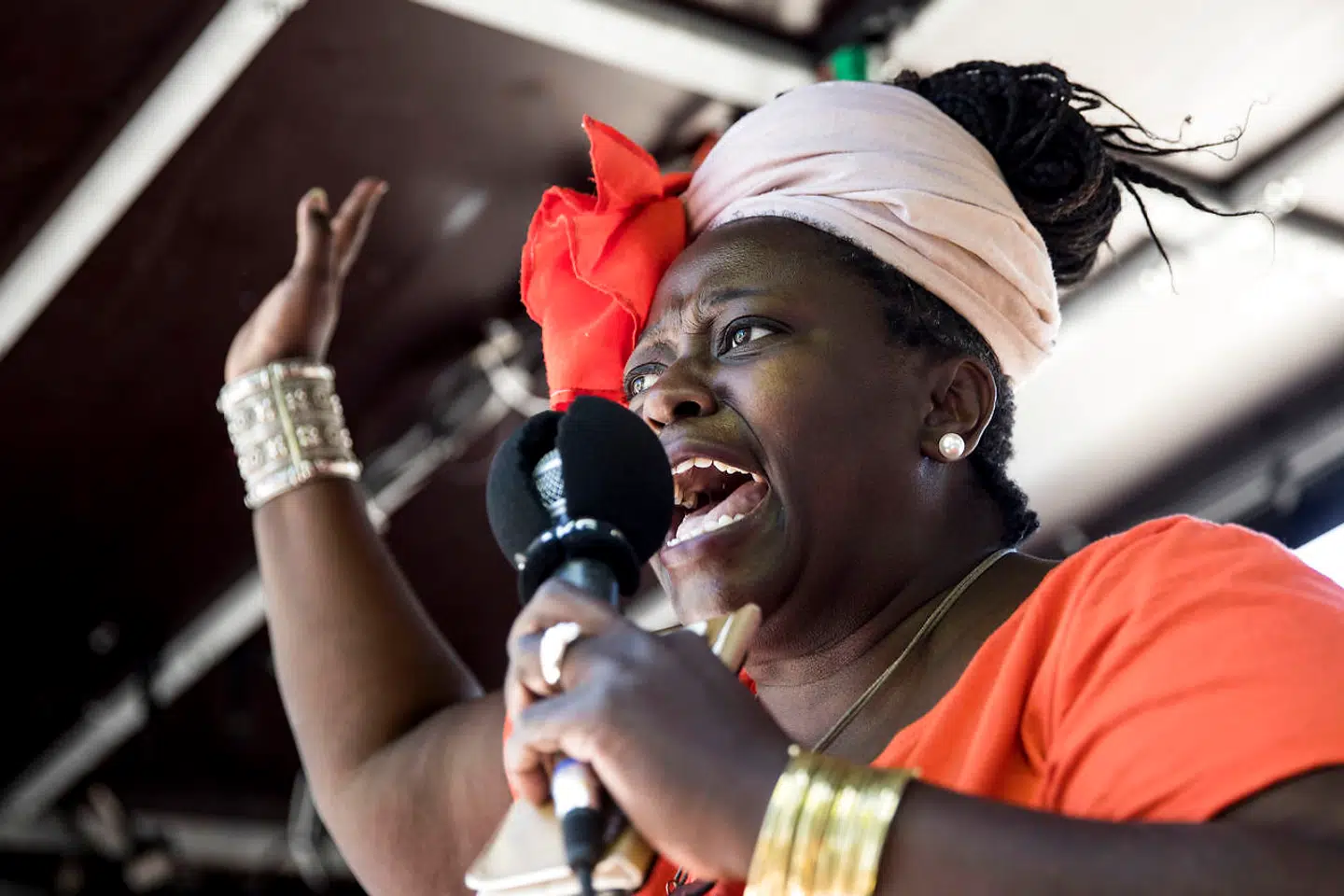 »Jeg har ikke sovet en hel nat, siden jeg så den video,« råber Bwalya Sørensen, talskvinde for »Black Lives Matter Denmark«, som står på en vogn og leder anråbene.