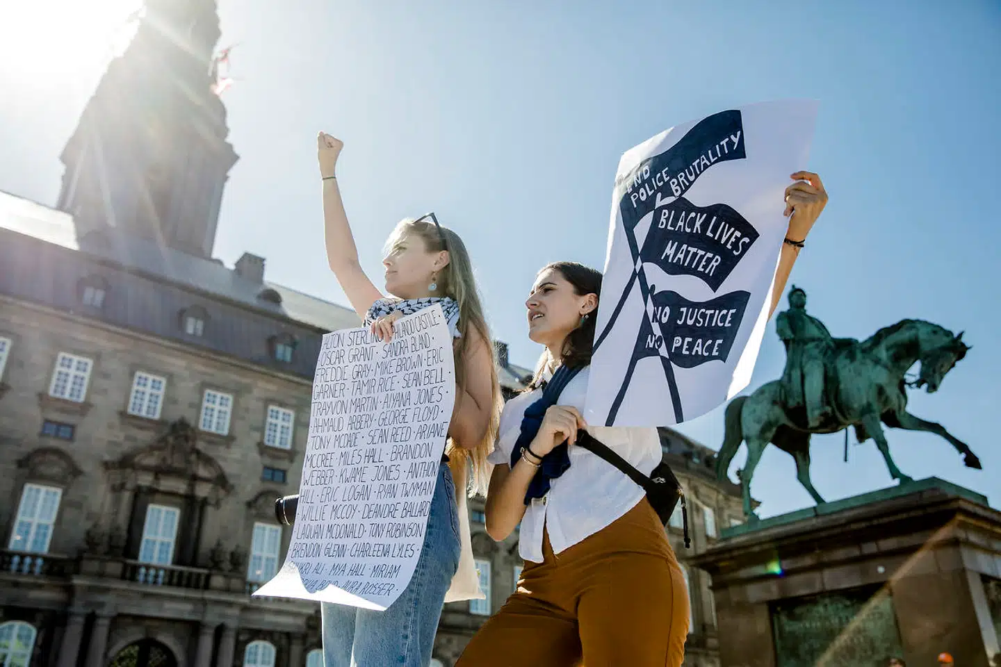Ana Dadu og Kvitka Perehinets demonstrerer foran Rytterstatuen ved Christiansborg