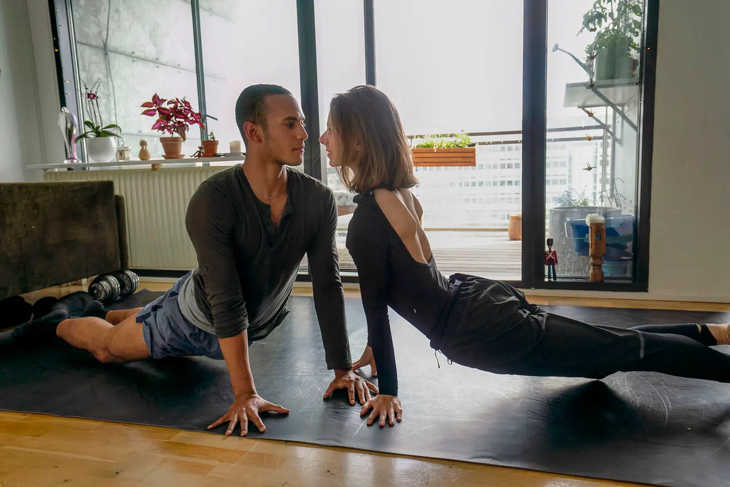 Solodanser Ida Praetorius og Ryan Tomash øver »Kameliadamen« hjemme i lejligheden.