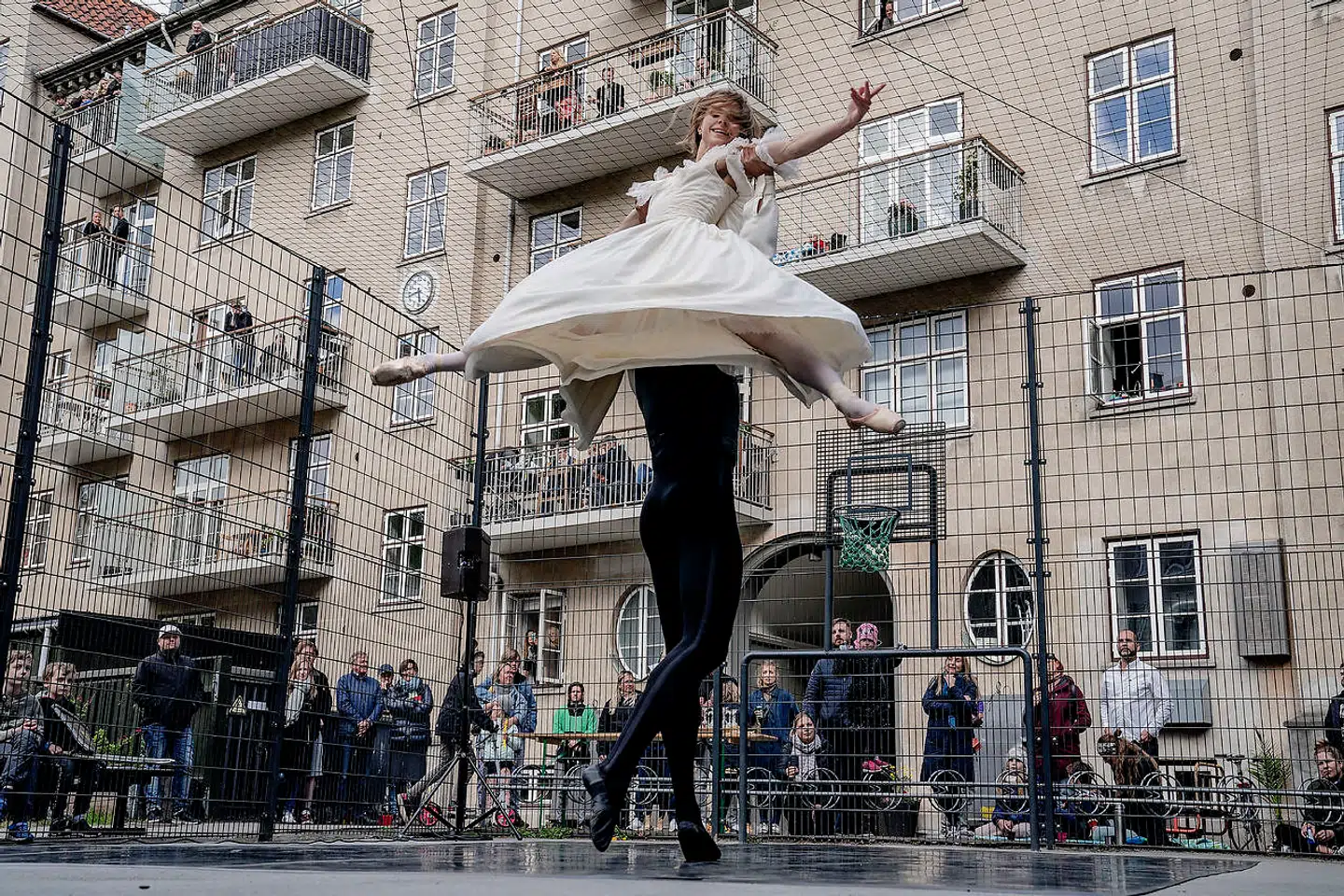 Ida Praetorius og Ryan Tomash danser »Kameliadamen« i en baggård på Nørrebro under »Det Kongelige Teater bringer ud«.