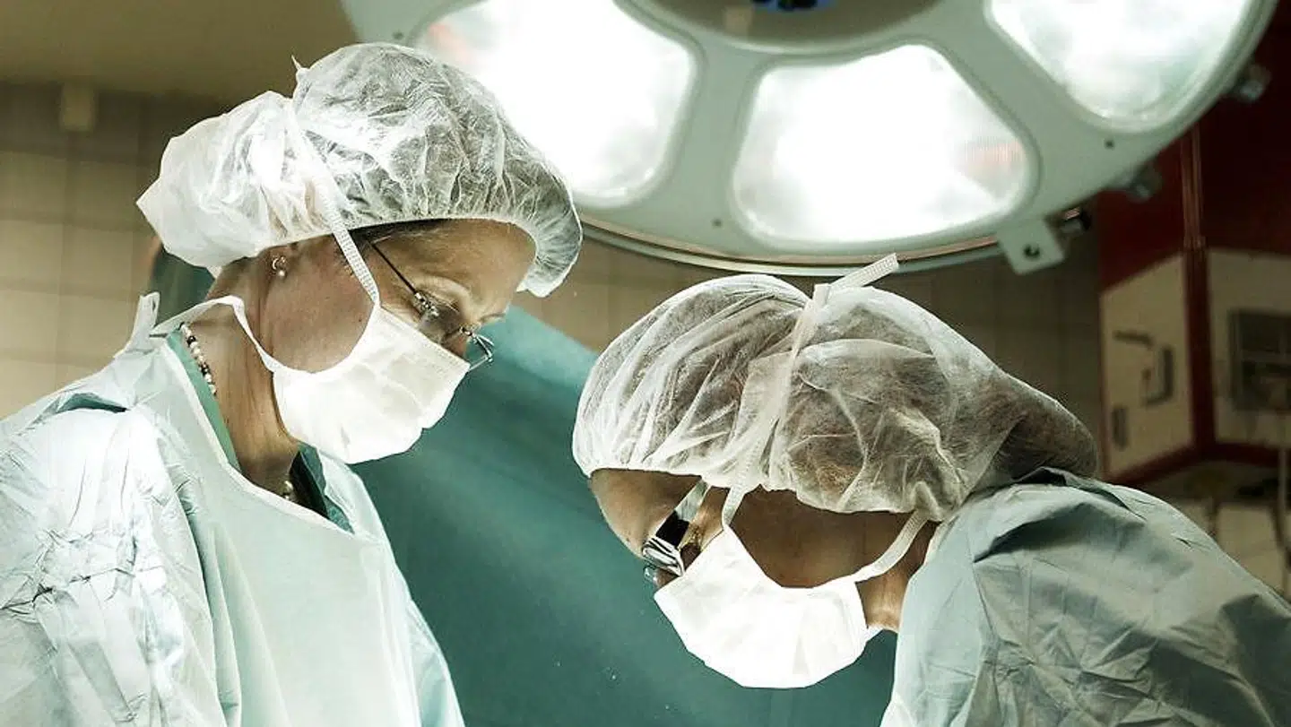 Der er endnu ingen oplysninger om, hvor mange patienter der er havnet på ventelister de seneste måneder, mens patienternes ret til hurtige undersøgelser og behandlinger har været suspenderet. Men formentligt er det flere hundrede tusinde patienter, som har fået aflyst og udskudt operationer og behandlingsaftaler.