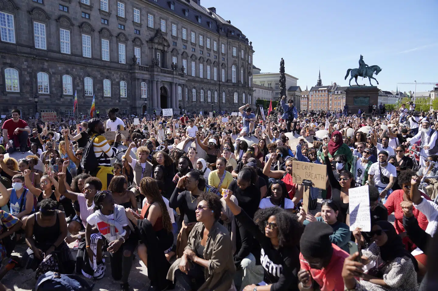 Den 46-årige sorte amerikaner George Floyd mistede livet på hospitalet, efter at en hvid politibetjent havde presset sit knæ mod mandens hals i flere minutter i forbindelse med en anholdelse. Det har ført til demonstrationer i mange storbyer, herunder den danske hovedstad. Ida Guldbæk Arentsen/Ritzau Scanpix