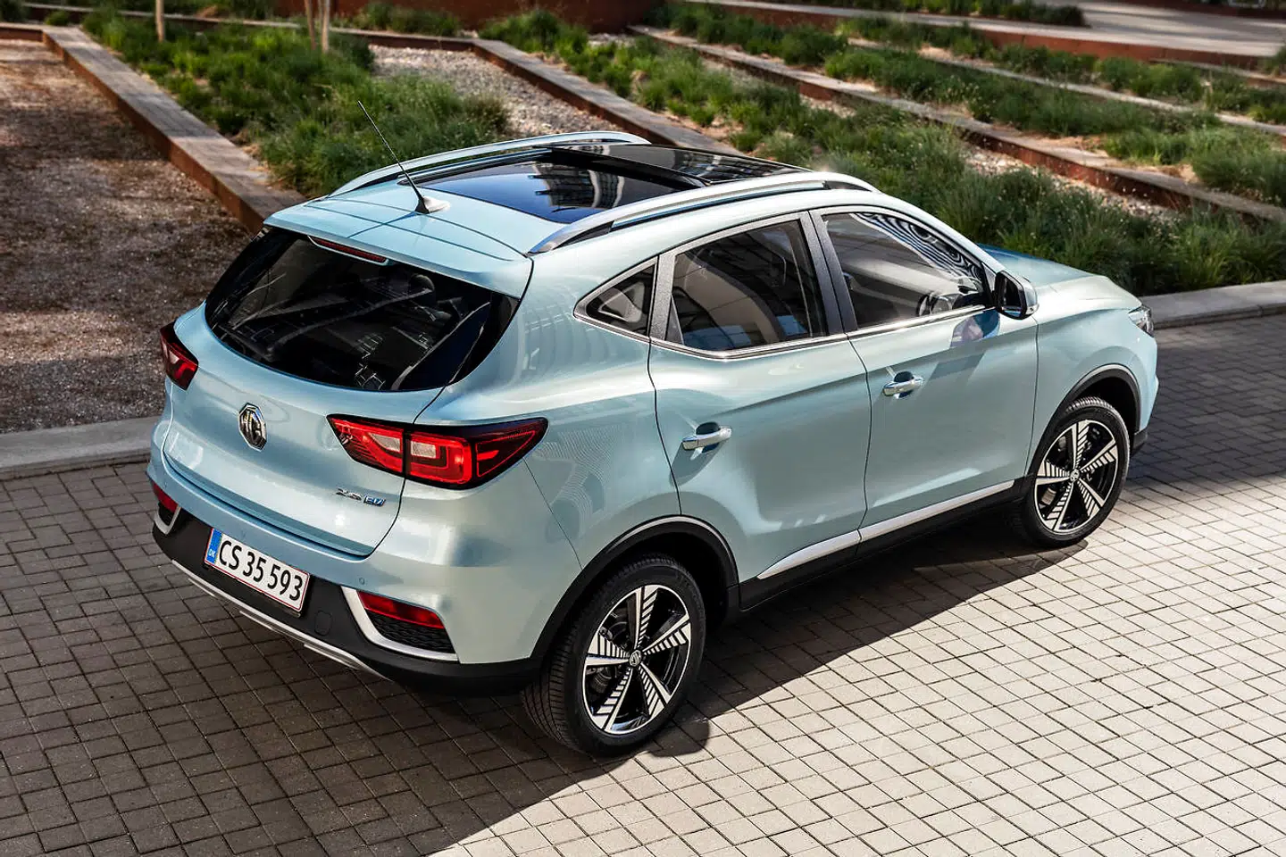 Konkurrenterne hedder blandt andet Peugeot e2008, DS3 Crossback e-tense og Kia e-Niro, og her er MG ZS EV billigere, men med lavere rækkevidde.