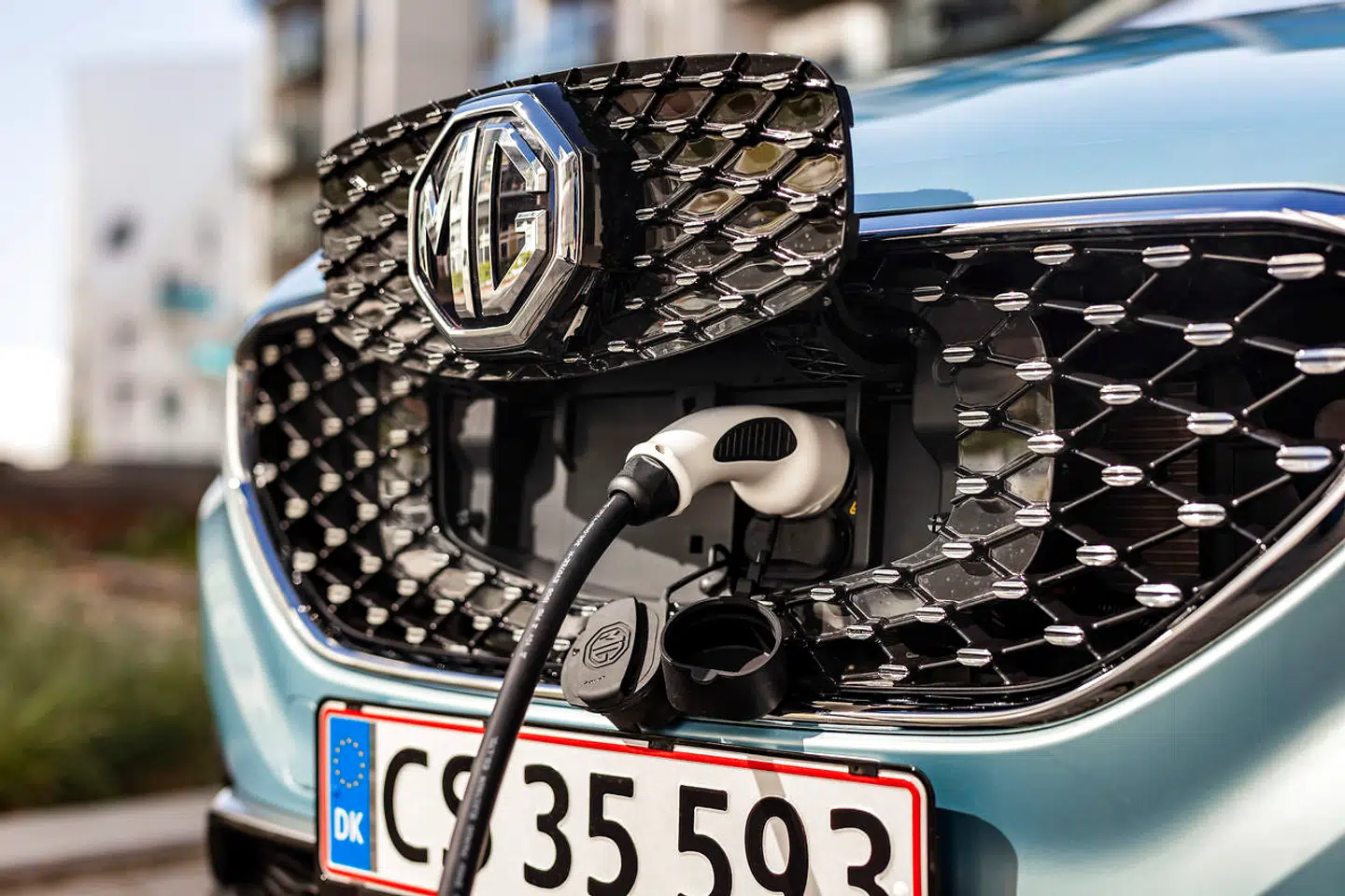 Den kan lade med op til 80 kW, og du kan dermed hælde omkring 200 kilometer rækkevidde på bilen på 40 minutter.