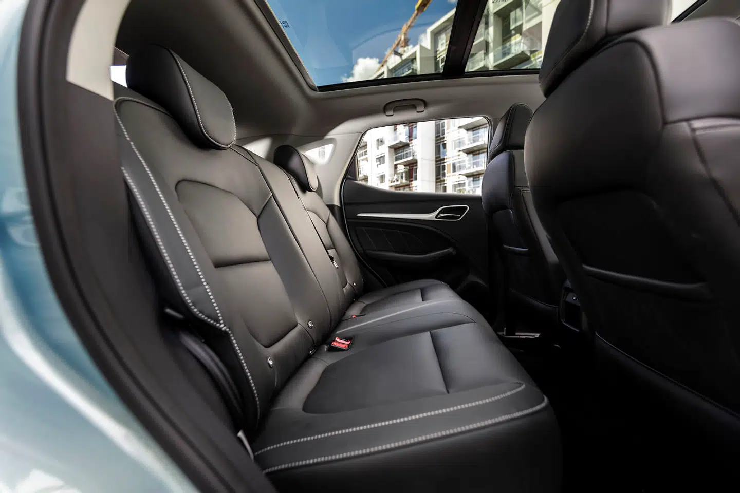 Bagsædepladsen er fornem, og den er blandt de allermest rummelige mini-SUVer på markedet – især når vi kun regner elektrisk. Panoramasoltaget er standardudstyr i den testede Luxury-version.