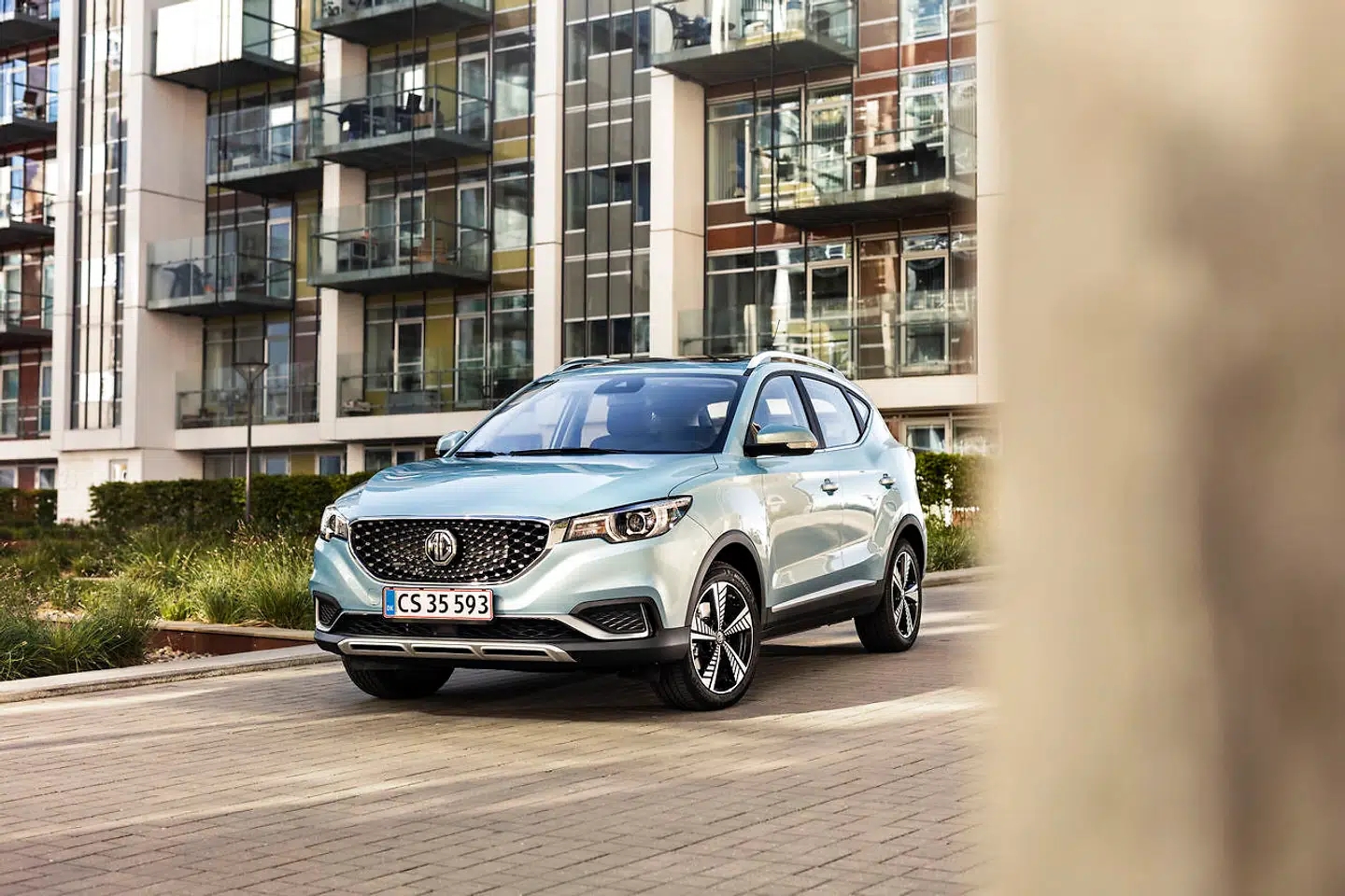 Den nye MG ZS EV er billig, rummelig og rammer lige ned i både elbiltendensen og kundernes mini-SUV-appetit. Og så er listen over plusser ikke rigtigt længere.