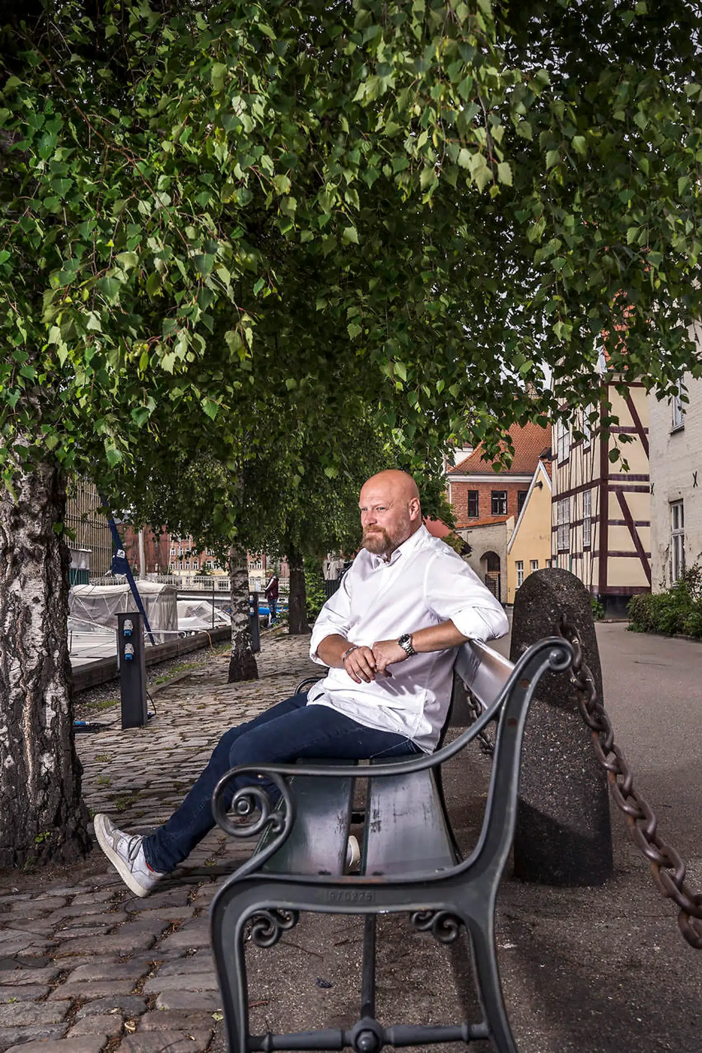 Når Mads Steffensen åbner sin indboks med dilemmaer, som danskere har sendt til ham, er det som et barometer på den virkelighed, vi befinder os lige midt i.
