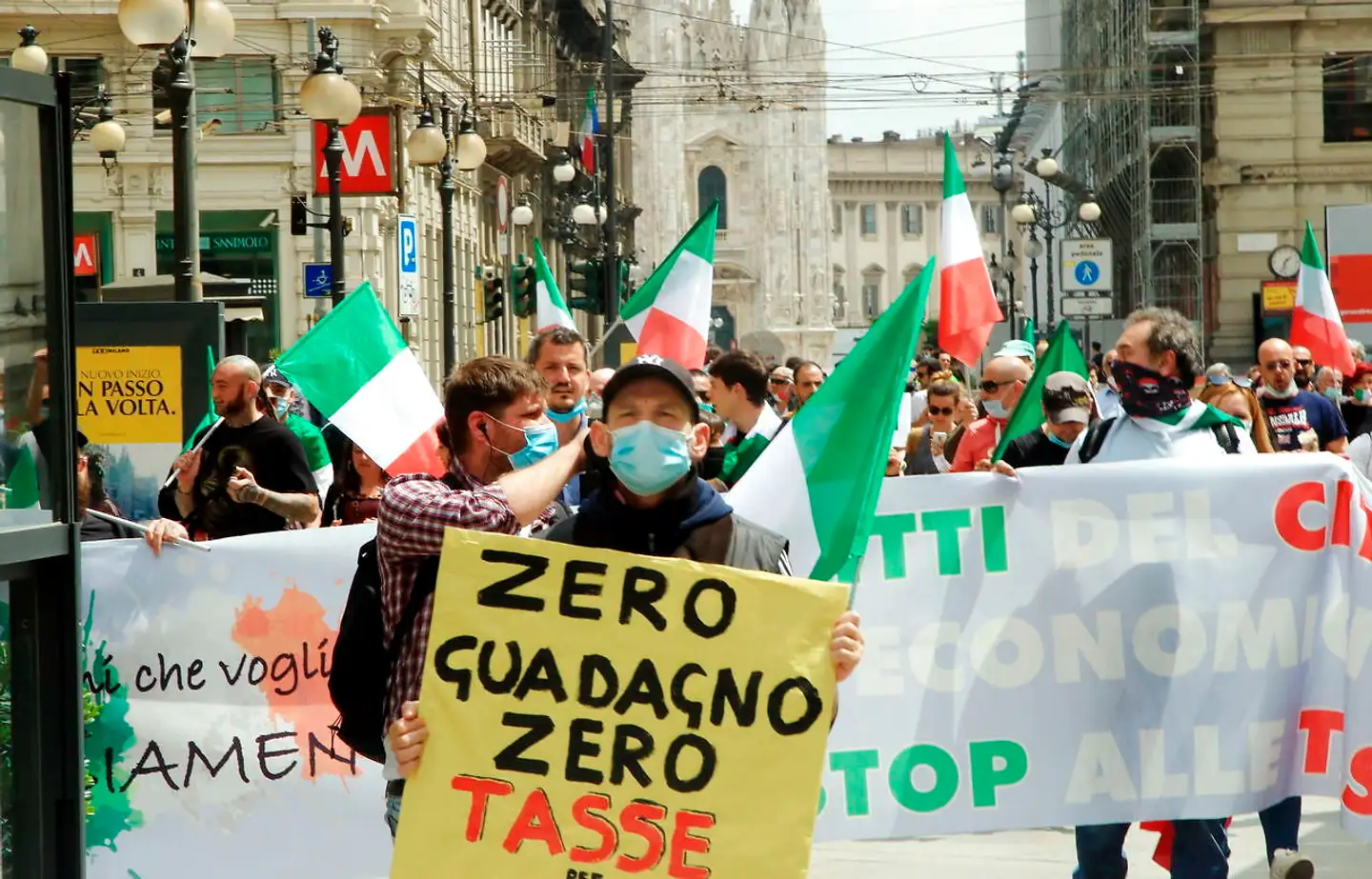 Taxachauffører, butiksindehavere og andre utilfredse borgere demonstrerer på Piazza del Duomo i Milano under mottoet »Nul indkomst, nul skatter«.
