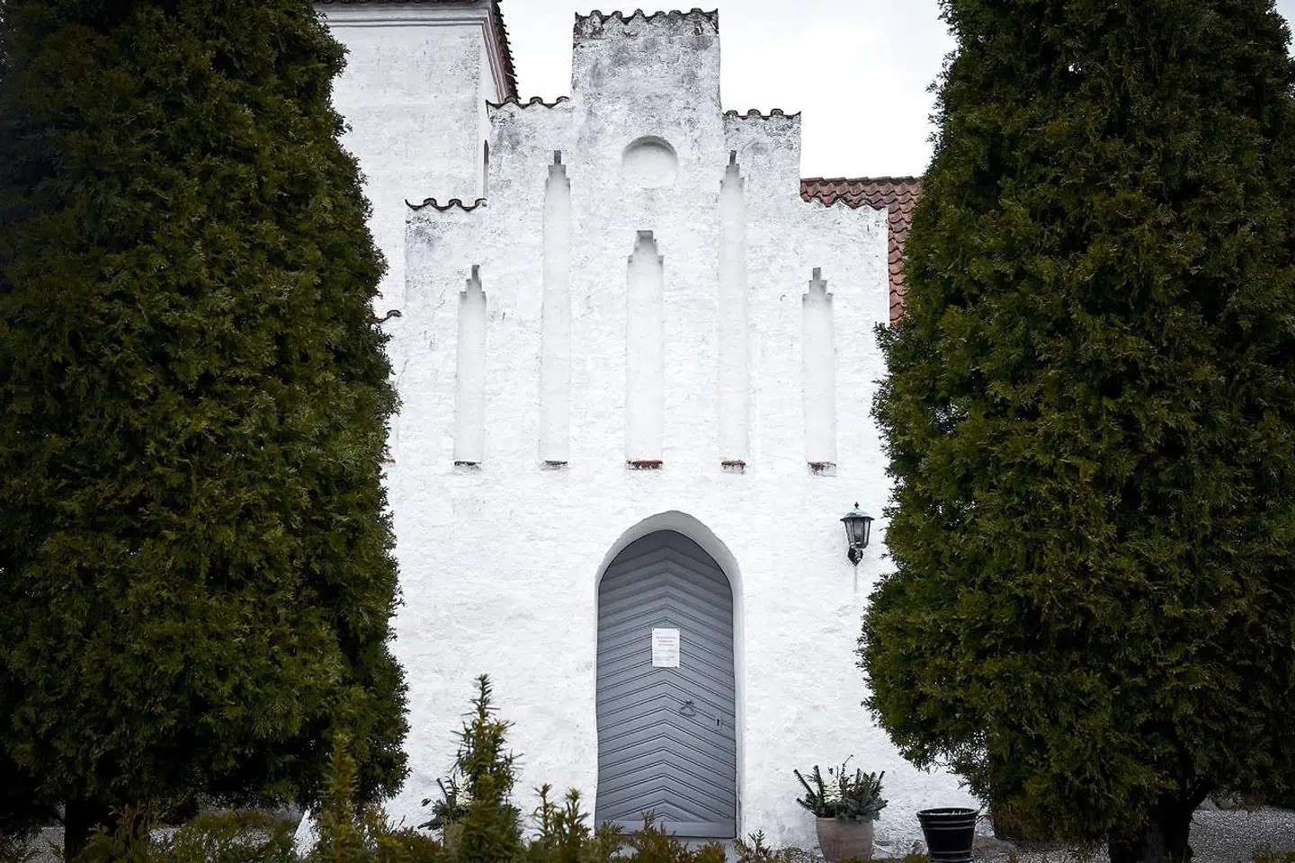 »I år har pinsen særlig betydning, fordi kirkerne har stået lukket og slukket under hele coronakarantænen. Nu kan vi igen fejre kirkens højtider med virkelige, fysiske gudstjenester,« skriver Katrine Winkel Holm.