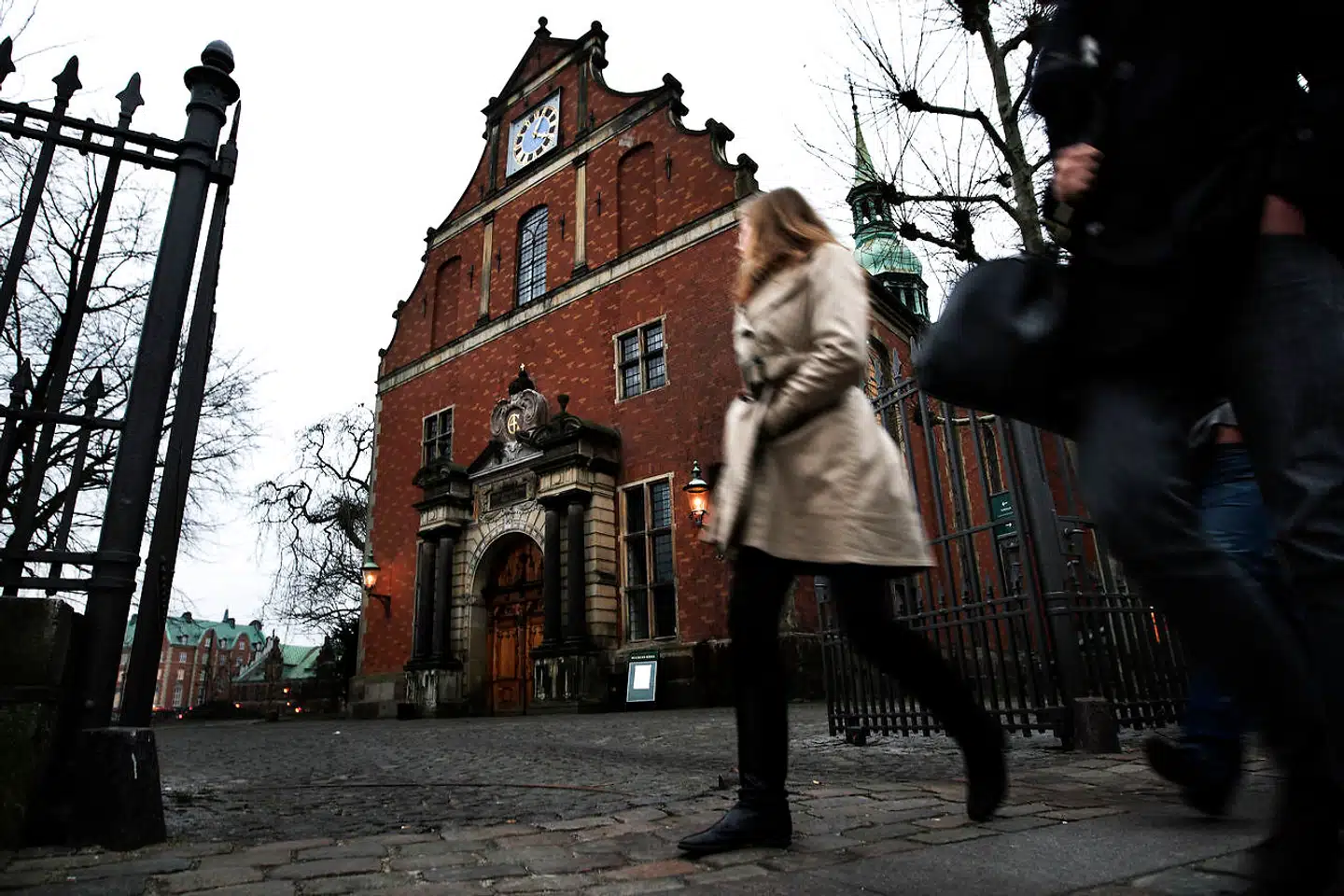 Da H.C. Andersen nytårsnat for 192 år siden begiver sig på en vandring fra sit hjem i Vingårdsstræde til det østlige Amager, er Holmens Kirke det første stop, hvor han »tænker på Tordenskjold og Niels Juel«, men bliver afbrudt af to gådefulde kvinder.