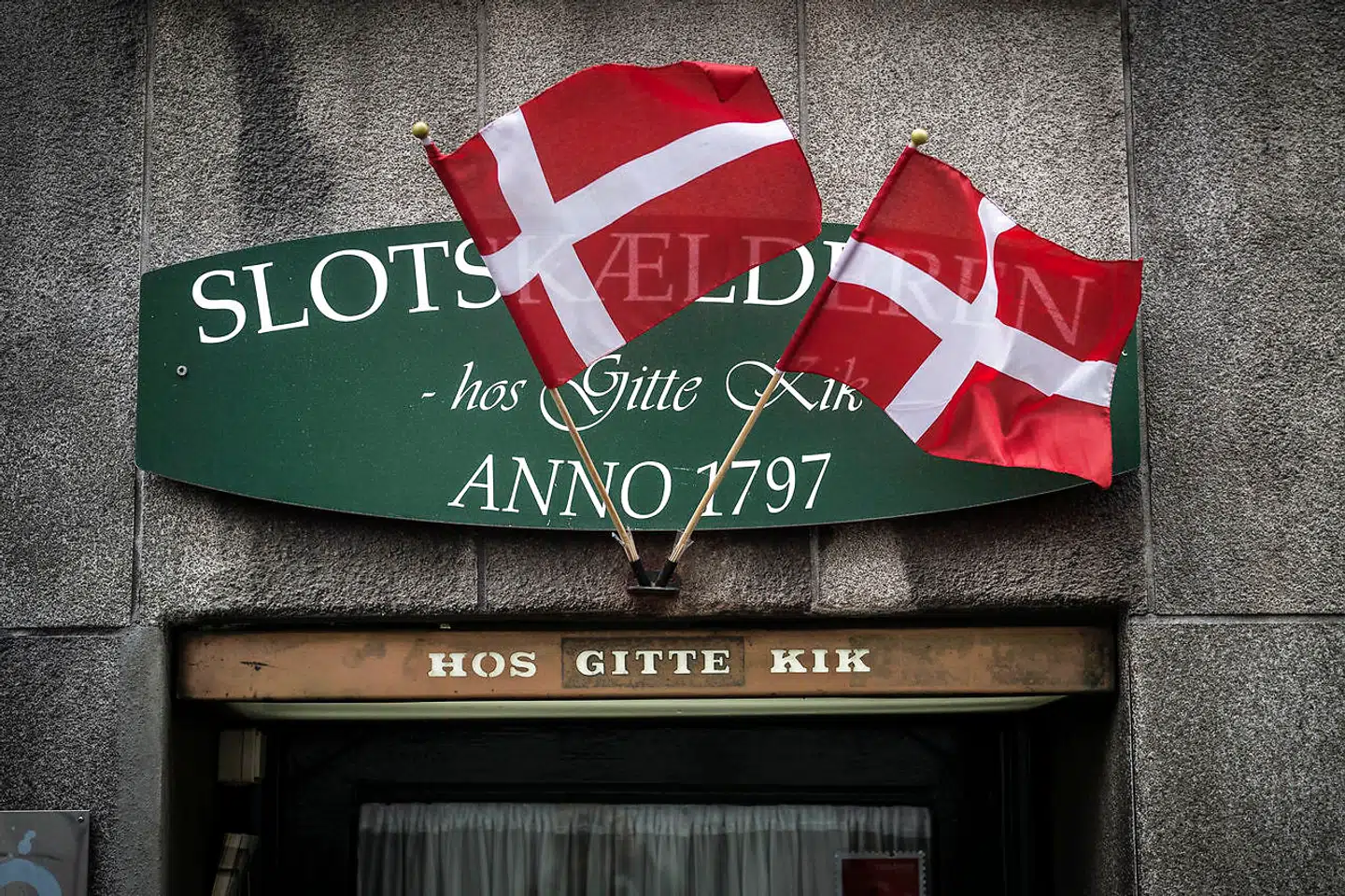 Henne om hjørnet nede i kælderen er helligt historisk område. Her er blevet udskænket øl og brændevin siden 1797 og dermed også dengang, da H.C. Andersen boede lige i nærheden.