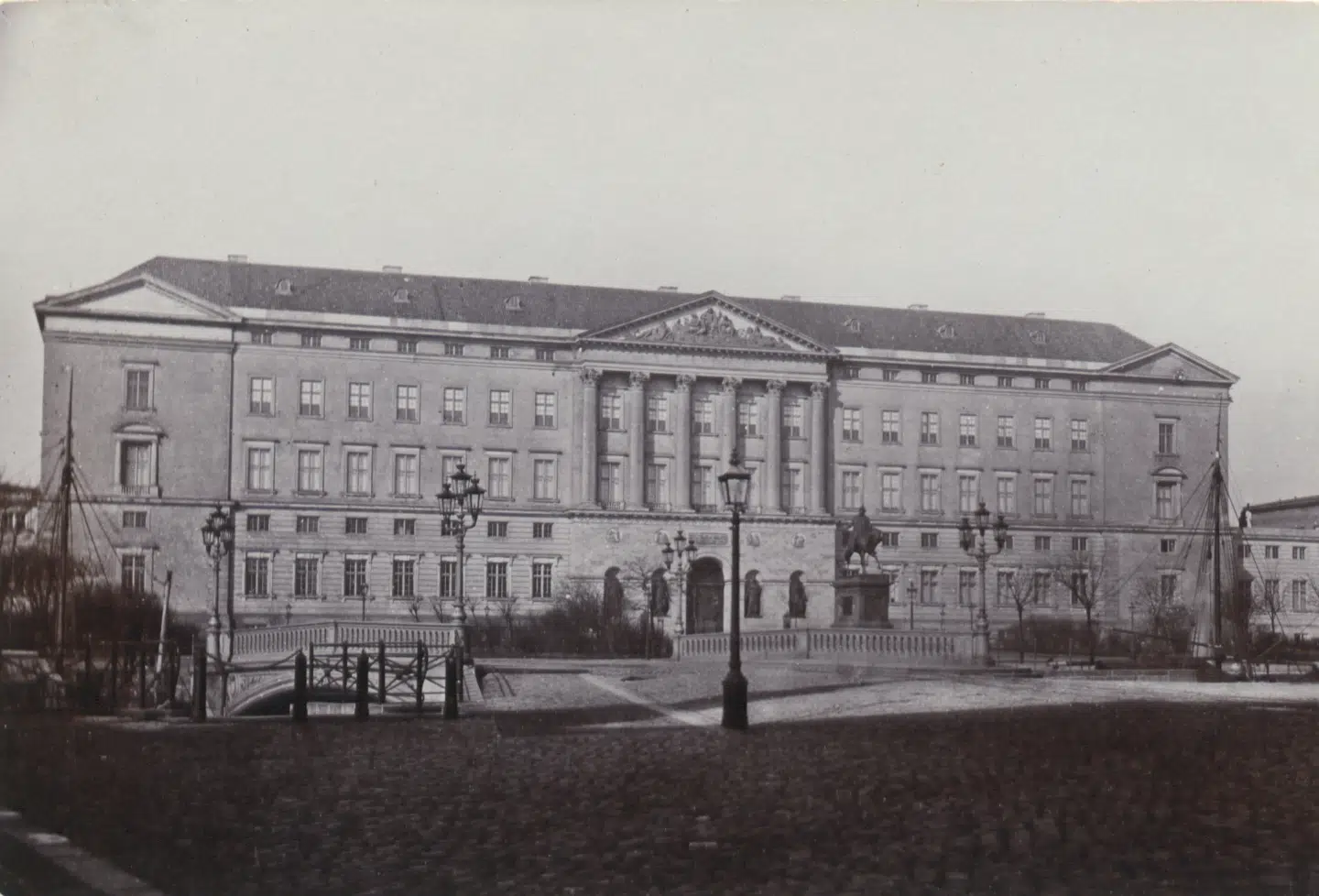 Det er det andet Christiansborg, H.C. Andersen passerer i sin natlige københavnerudflugt i 1828. Indviet samme år, tegnet af den danske nyklassicismes mesterarkitekt C.F. Hansen og brændt i 1884.