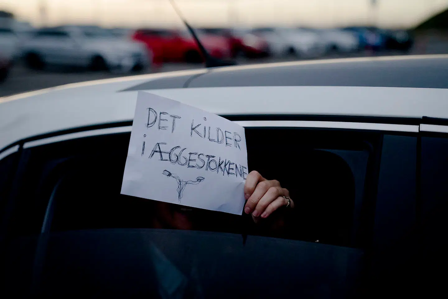 »En af grundene til, at jeg gik ind i det her, var for at møde kvinder. Det er pænt svært i den her situation. Især når politiet også drøner rundt,« siger L.O.C. og bliver mødt af 600 entusiastiske bilhorn. Intet signalerer coronadesperation og undertrykt festtrang som hundredvis af mennesker, der dytter i takt. Men 50 dages indespærring kan gøre enhver gal.