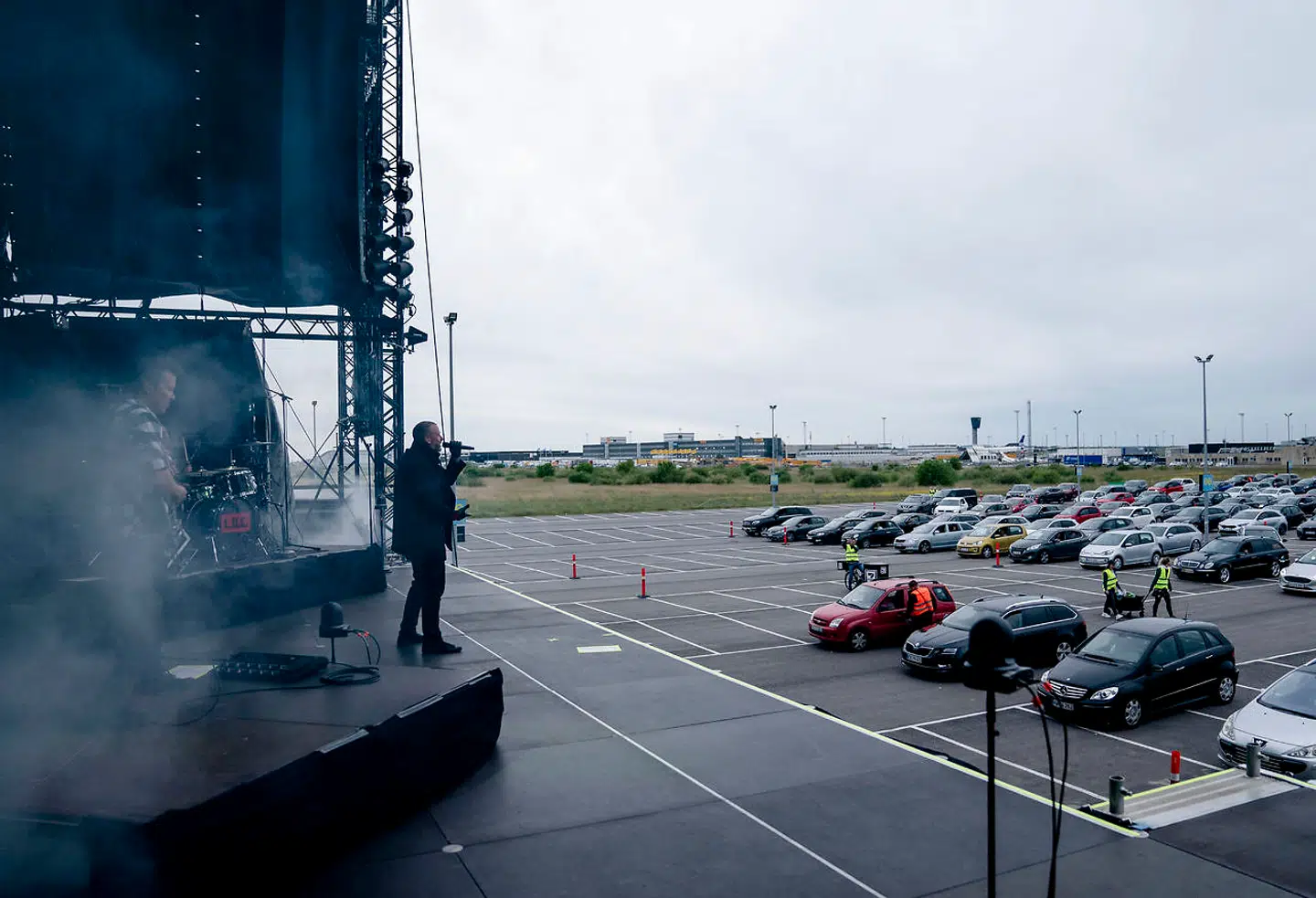 Det er svært at være rigtig street, når man kører i en slidt konebil fyldt med Anders And-blade og strandsten. At blive irettesat af et køleskab i neonvest gør det ikke meget nemmere. Den røde bil blusser af skam foran scenen onsdag aften.