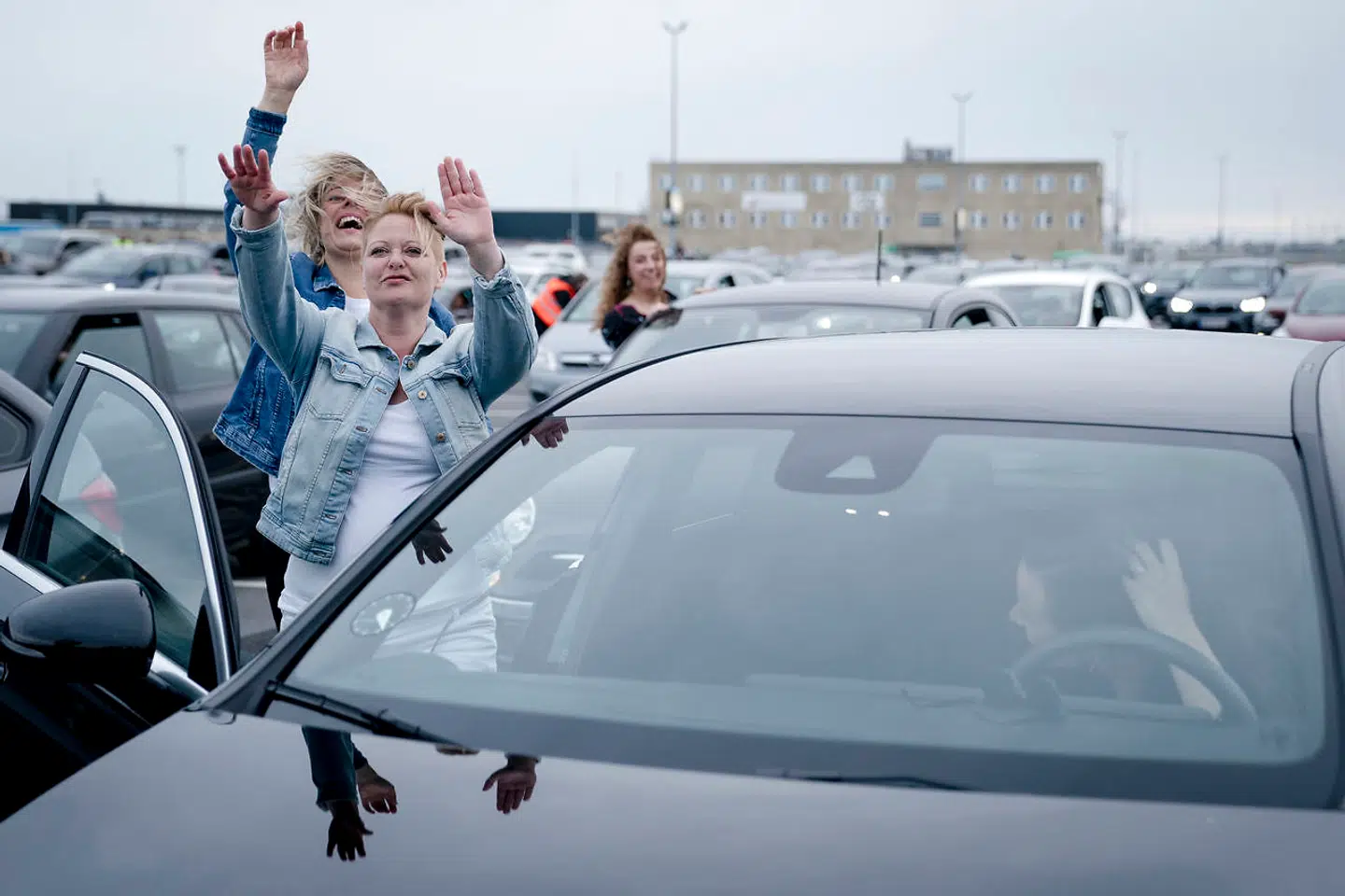 Ude på skrammer. Trods skarpe regler fik folk igen og igen lyst til at fyre den af under drive-in-koncerten onsdag aften.
