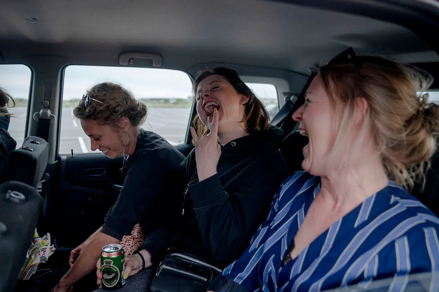 Ro på bagsædet: Til drive-in-koncerter skal bilerne holde afstand, folk skal blive siddende, og de, der skal tisse, må vente på ekskorte. Men hvad der sker inde i bilerne, er folks egen sag.