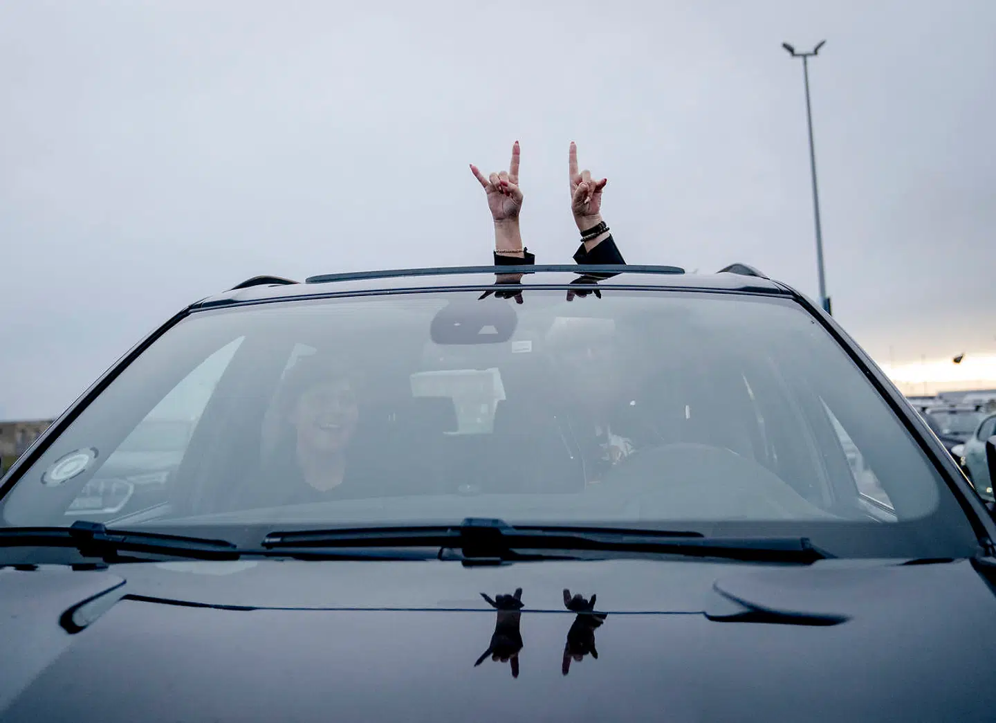 Bifald fra bagsædet. Publikum gjorde deres bedste for at fyre den af til drive-in-koncert med L.O.C. – men det mest magiske skete nok inde i bilerne.