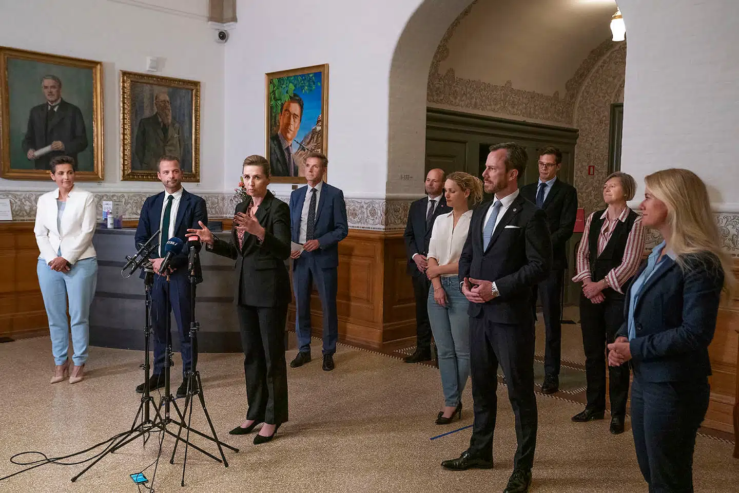 »Partilederne er gået til opgaven, som løste de verdens sværeste puslespil eller skulle finde udgangen i verdens største labyrint,« skriver Asmus Leth Olsen om Folketingets håndtering af coronakrisen.